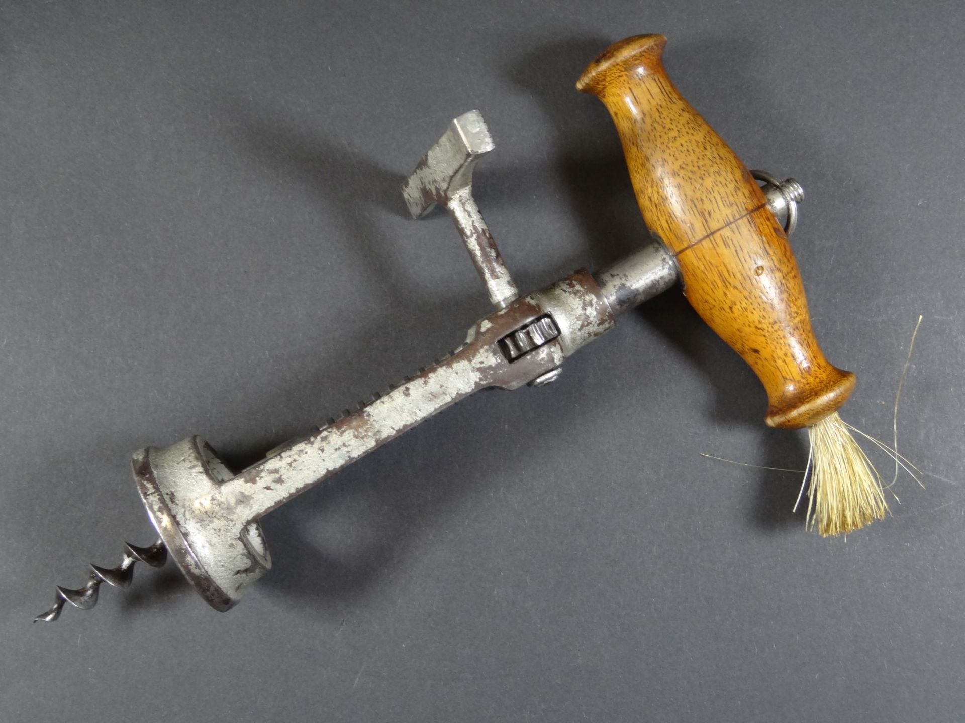 seltener, alter Korkenzieher aus Eisen, Holzgriff mit Pinsel, L-1, Alters-u. Gebrauchsspuren9 cm