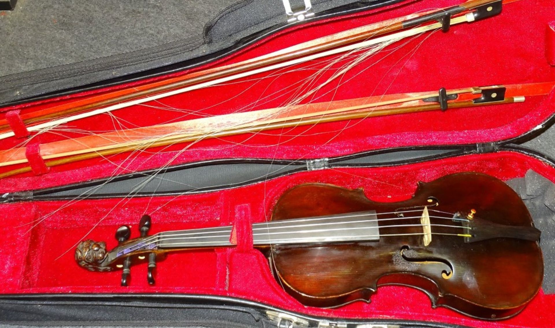 Geige- Hornsteiner Mittenwald 1882,Etikett in Geigen Korpus,sog.Löwenkopf Geige,anbei 2 Bögen,1x