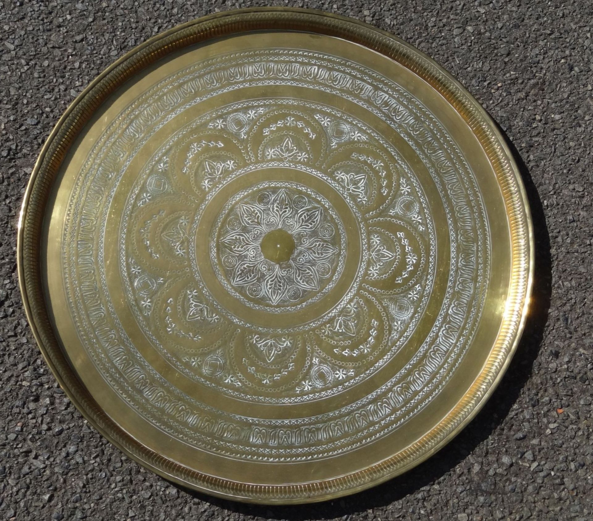 grosses massives rundes Tablett, Messing, wohl von Beduinentischchen, D-58 cm