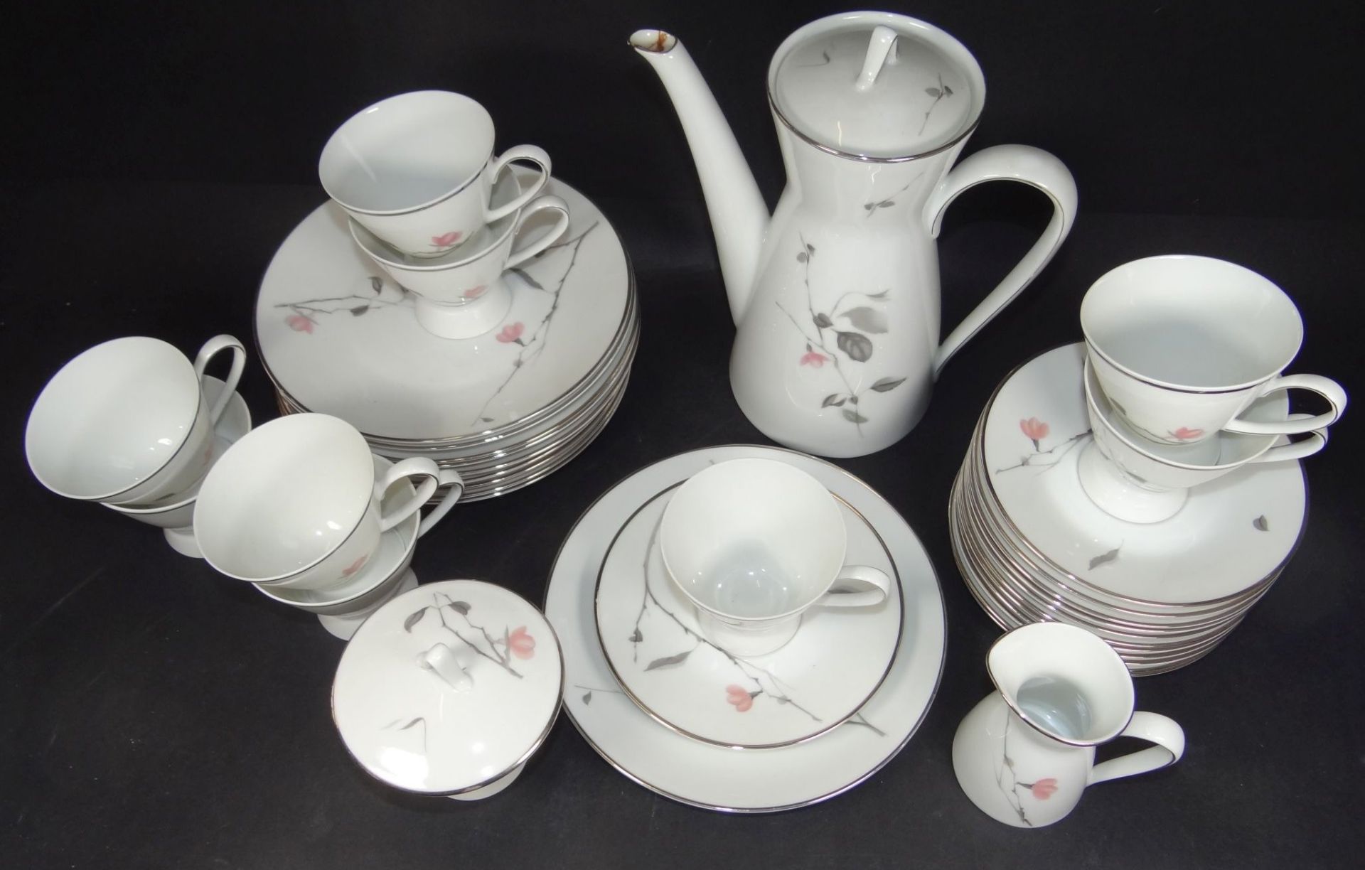 36 tg. Kaffeeservice "Rosenthal", Form 2000 mit Zweigdekor,Tülle geklbet, Zuckerdose mit Chip, 2 - Bild 3 aus 8