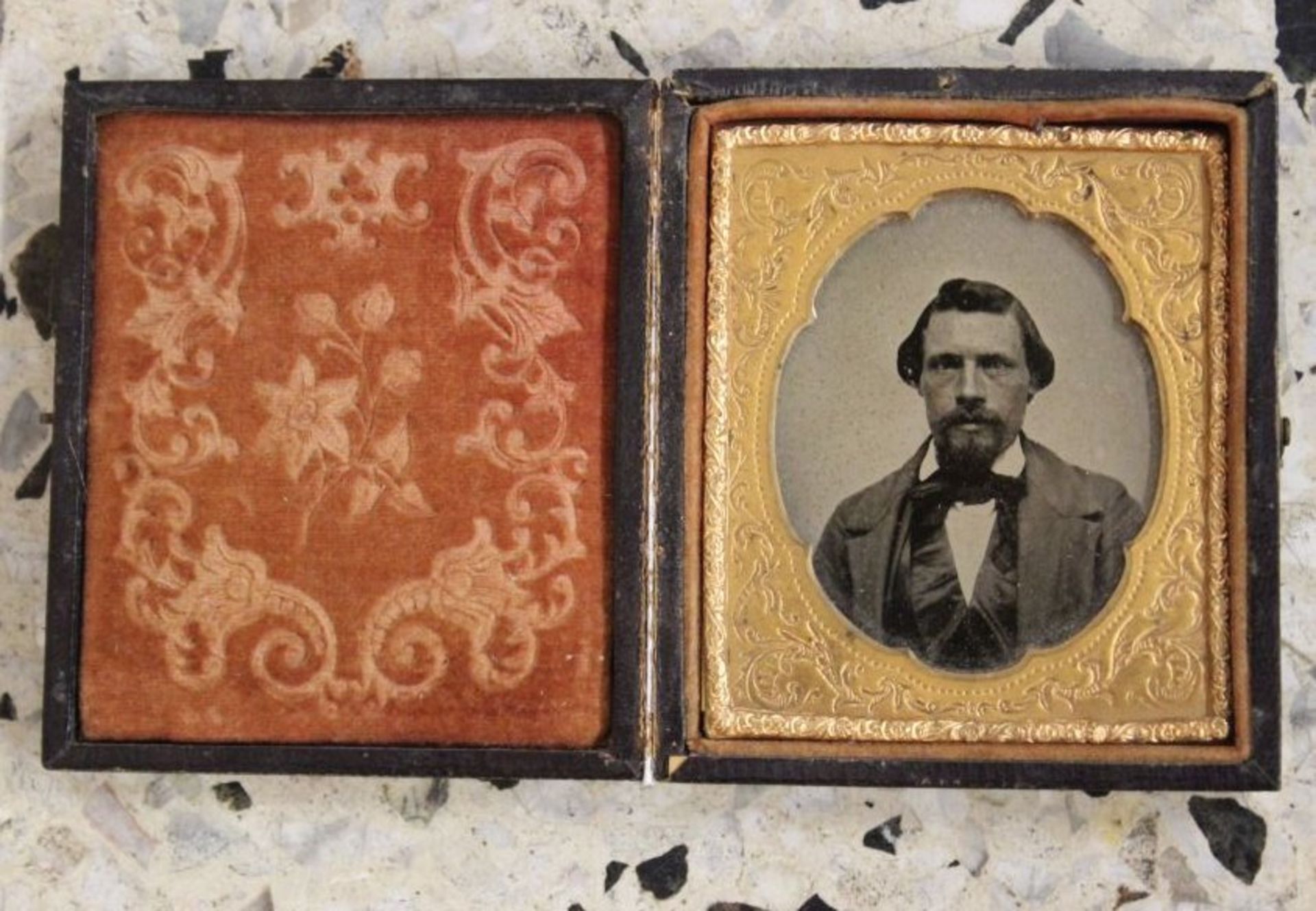 Daguerreotypie um 1850/60, Lederetui dieses mit Alters-u. Gebrauchsspuren, ca. 10 x 8,5cm.