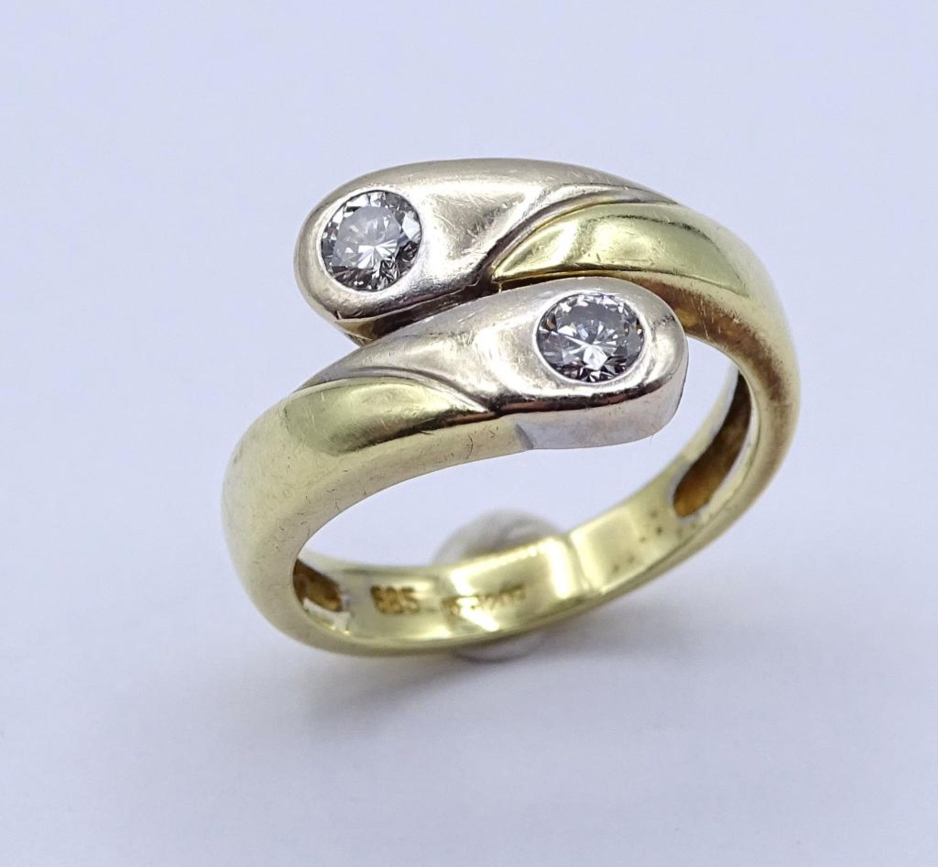 Bicolor Gold Ring 585/000 mit zwei Brillanten, zus.ca. 0,22ct.,4,4gr., RG 46 - Bild 2 aus 3
