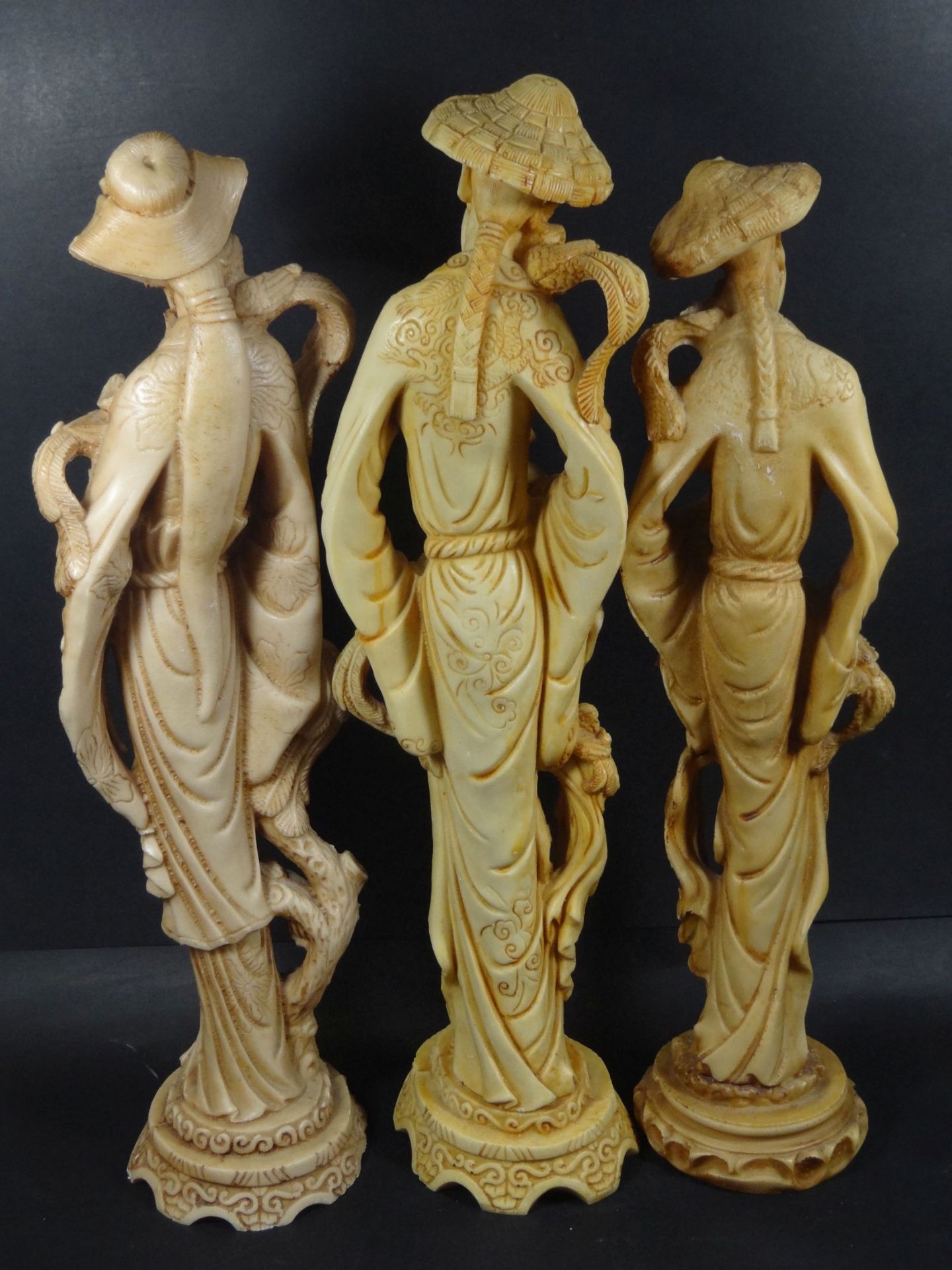3 hohe asiatische Figuren, Kunstmasse, div. Abplatzer, H-48 cm - Bild 3 aus 9