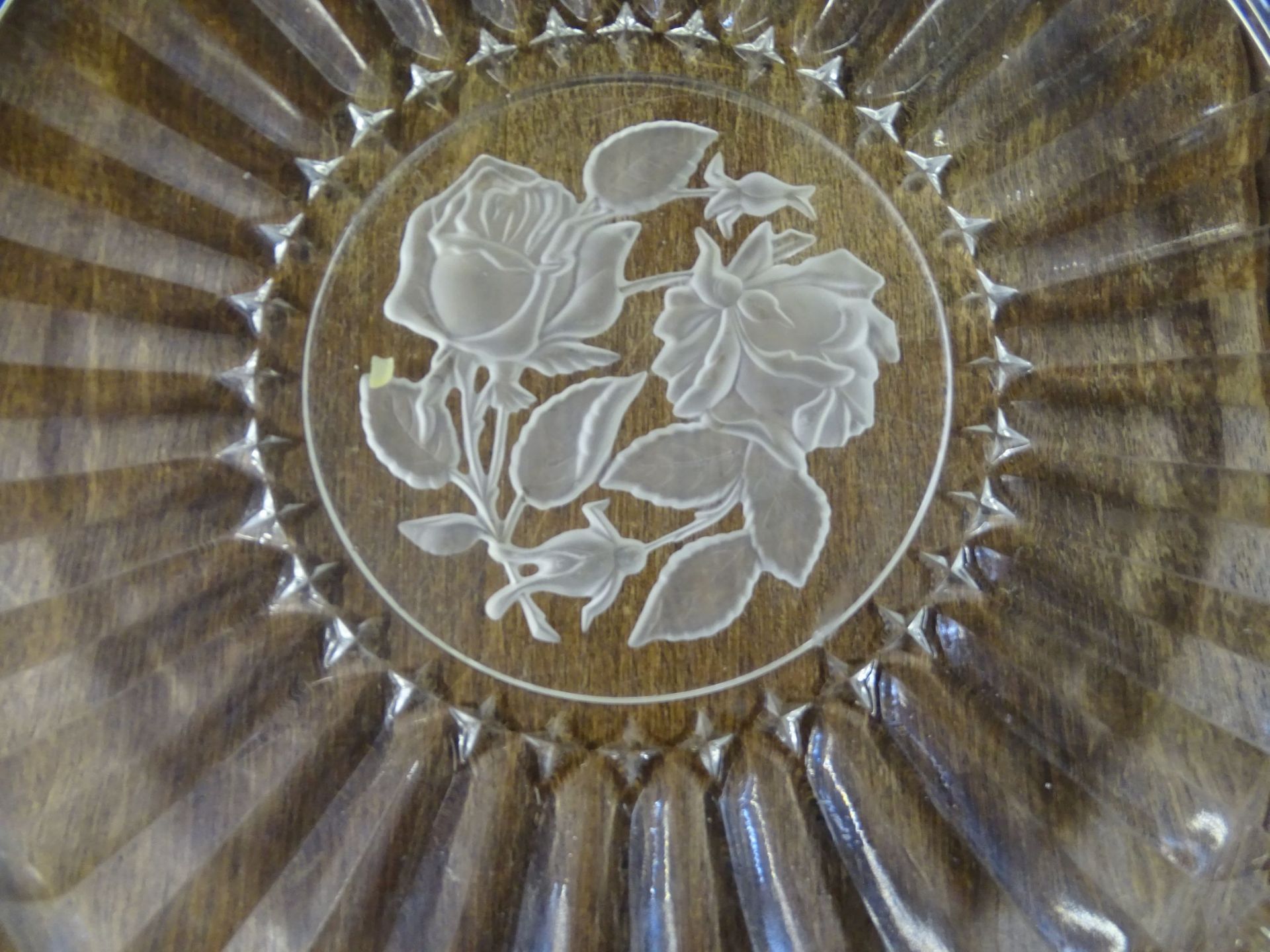 grosse Kristall-Schale, mittig mit Rosen, Alters-u. Gebrauchsspuren, Kratzer, D-29 cm - Bild 2 aus 3