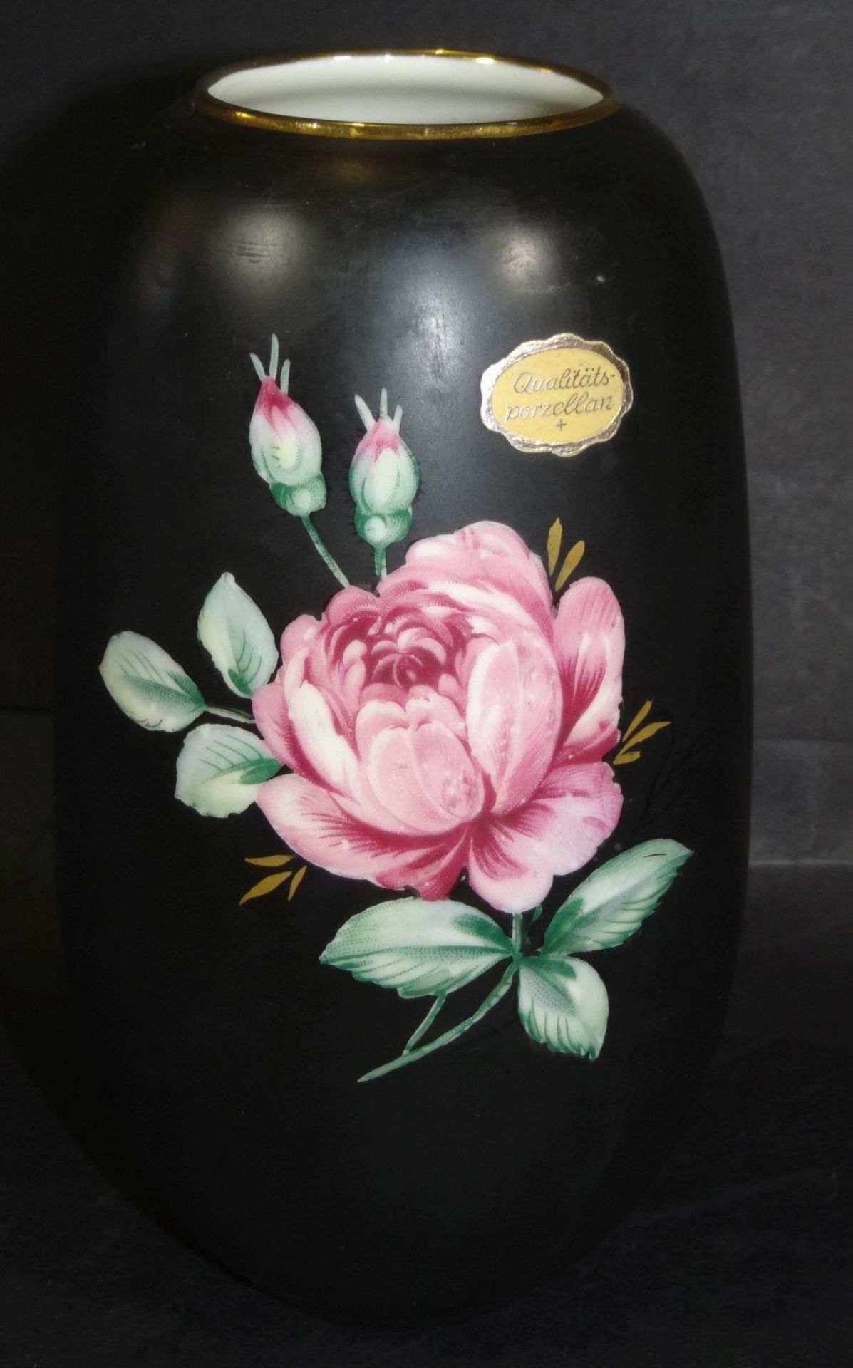 schwarze Vase mit Rosen, "PMP", H-17 cm