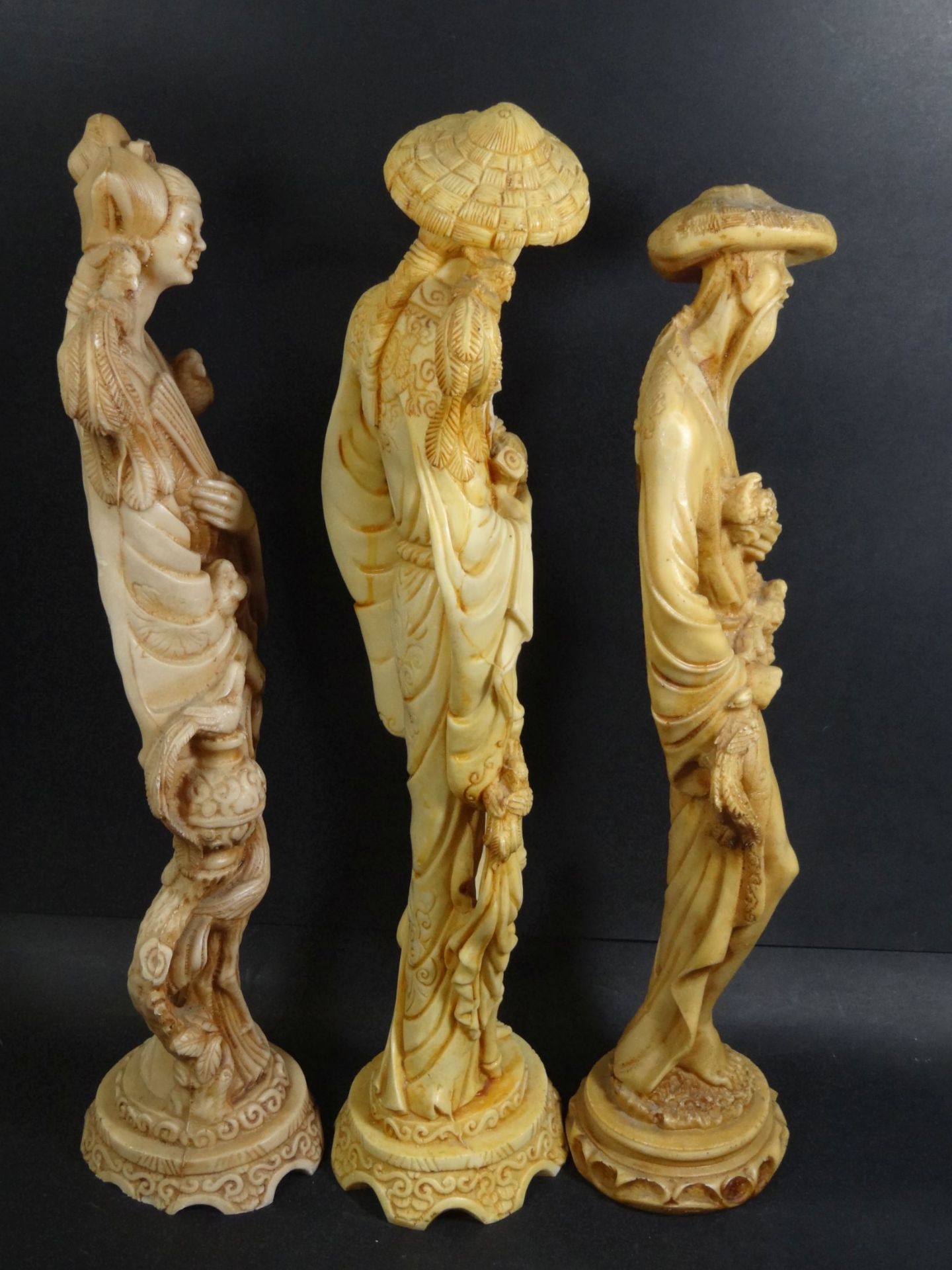 3 hohe asiatische Figuren, Kunstmasse, div. Abplatzer, H-48 cm - Bild 4 aus 9