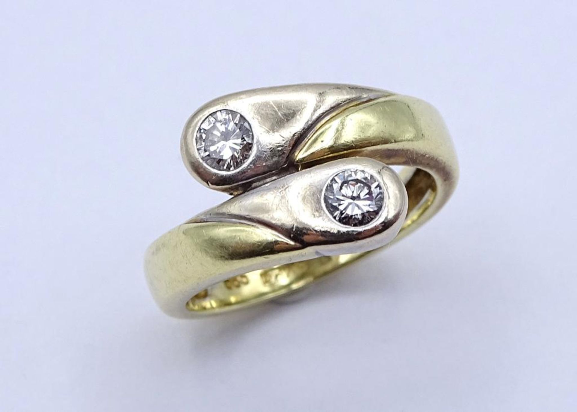 Bicolor Gold Ring 585/000 mit zwei Brillanten, zus.ca. 0,22ct.,4,4gr., RG 46