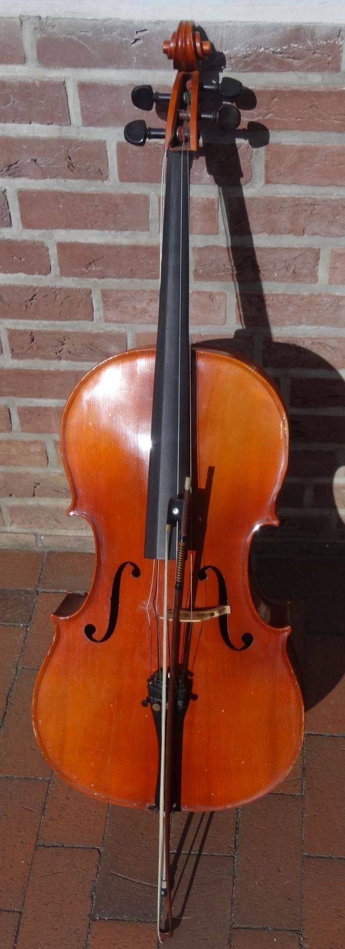 Cello mit Bogen, Alters-u. Gebrauchsspuren, H-130 cm,