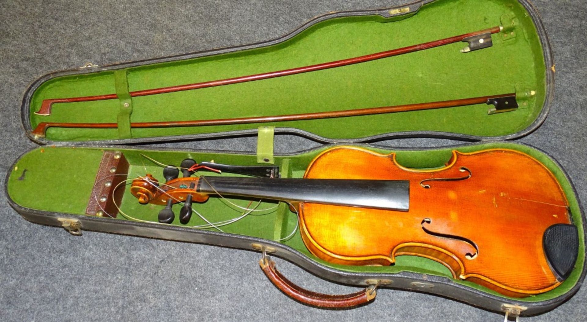 Geige, Stradivari Kopie,Modell Georg Schuster Markt Neukirchen mit Etikett in Geigen Korpus,anbei