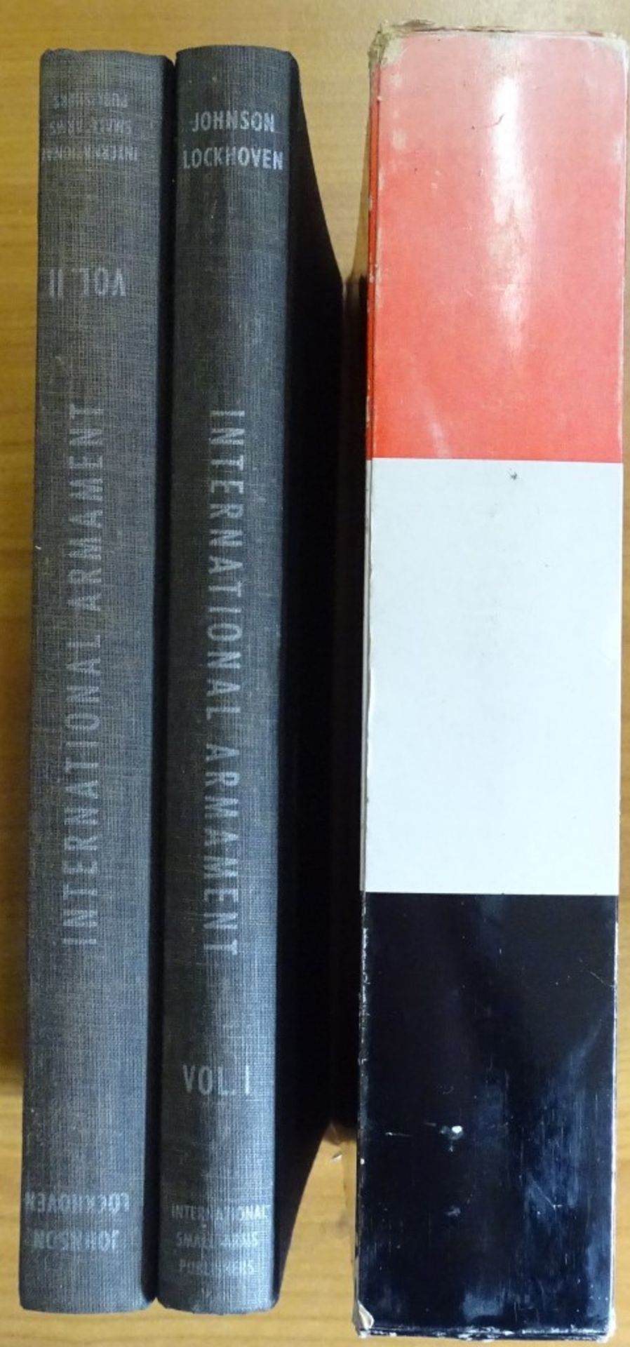 Zwei Bände über Internationale Bewaffnung,Geschichte und technischen Informationen über 400 Waffen.