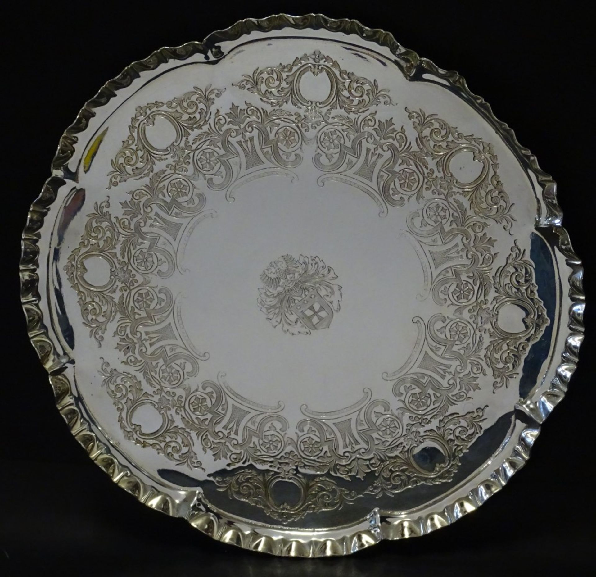 Platte,versilbert,reich verziertes Stück mit Wappen (Offizierstablett?),d- 35,5cm,ca. 900gramm,guter