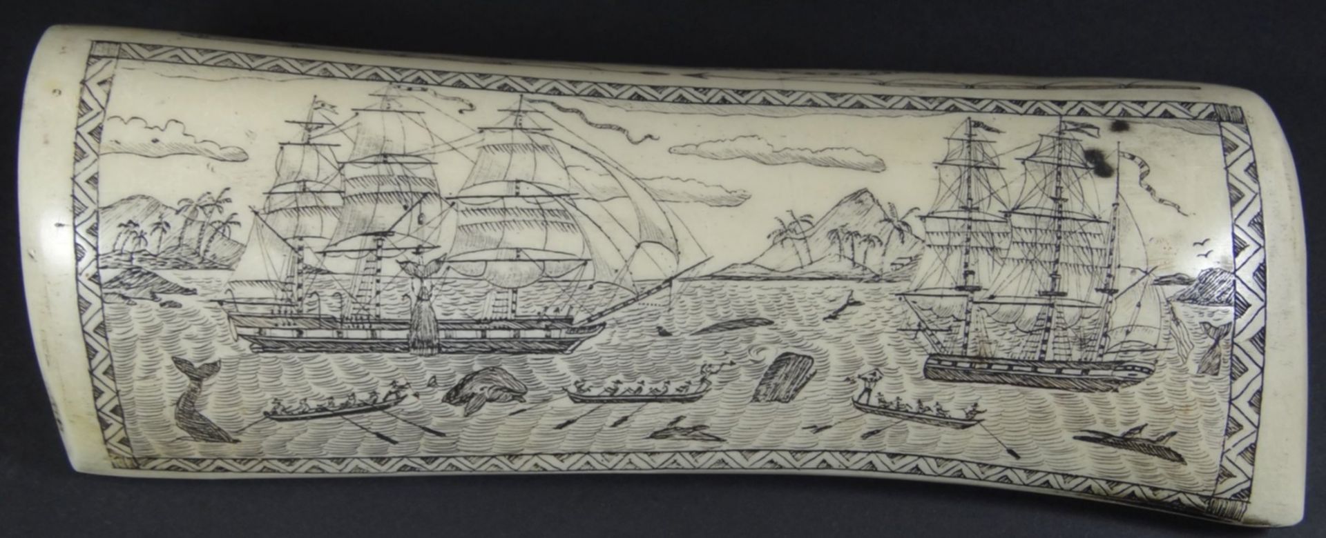 Walknochen mit Walfängerszene, wohl aus Kunstmasse, 7x20 c