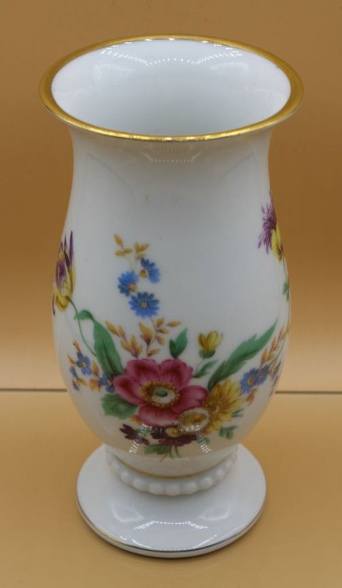 Vase, Hutschenreuther, älter, florale Bemalung, Stand mit Perlrand, H-17,5cm. - Image 2 of 4