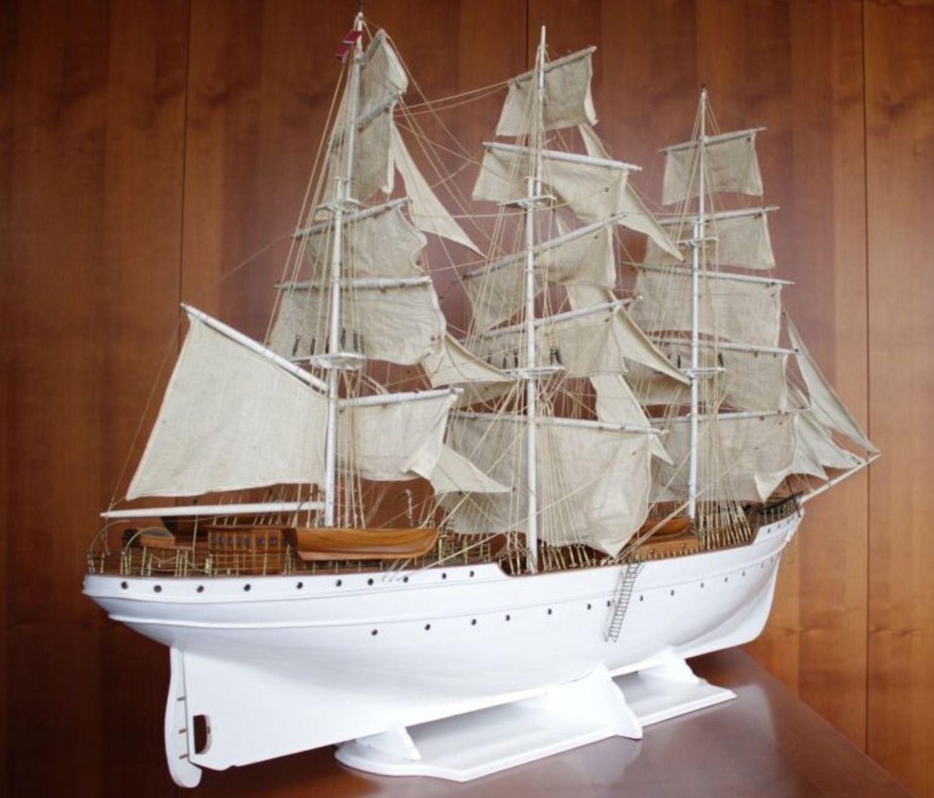 gr. Schiffsmodell auf Stand, Holz, detailliert gearbeitet, Bugspriet gebrochen sonst guter - Image 6 of 8