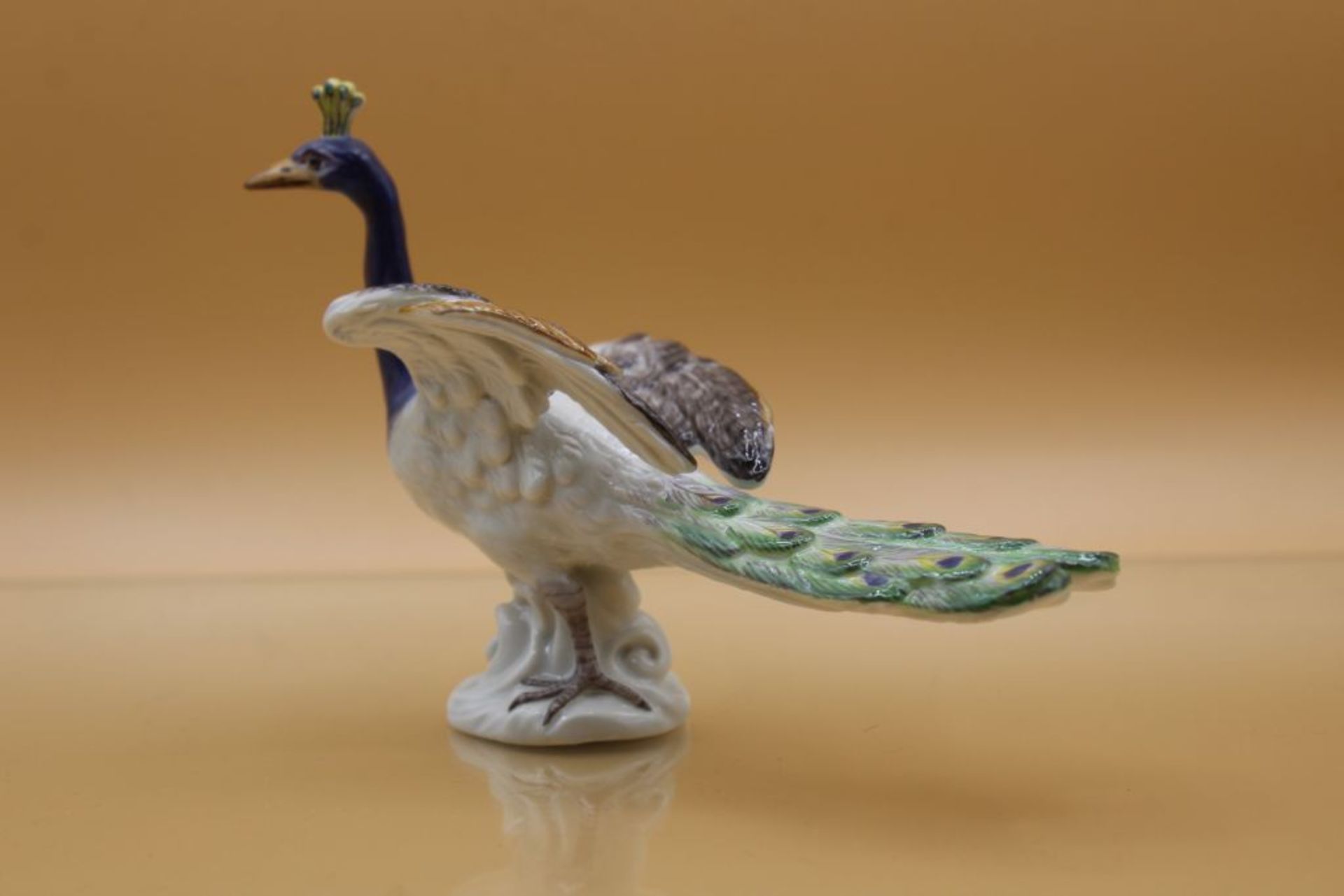 Pfau, Meissen. Schwertermarke,1. Wahl. Entwurf von Konrad Hentschel, 1898.Hals geklebt, H-9 cm, L-13 - Bild 4 aus 5