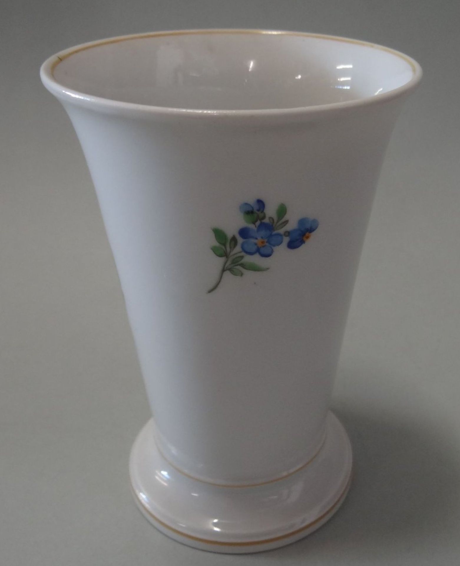 kl. Vase auf Stand "Meissen" Blumenmalerei, Schwertermarke mit Punkt, H-12,5 cm, D-8,5 cm - Bild 2 aus 4