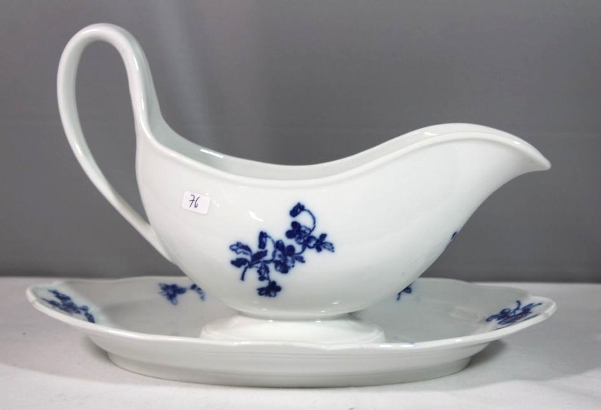 Sauciere, Meissen, Schwertermarke, blaues florales Aquatinta-Dekor, 2 Schleifstriche, H-16cm B- - Bild 2 aus 4