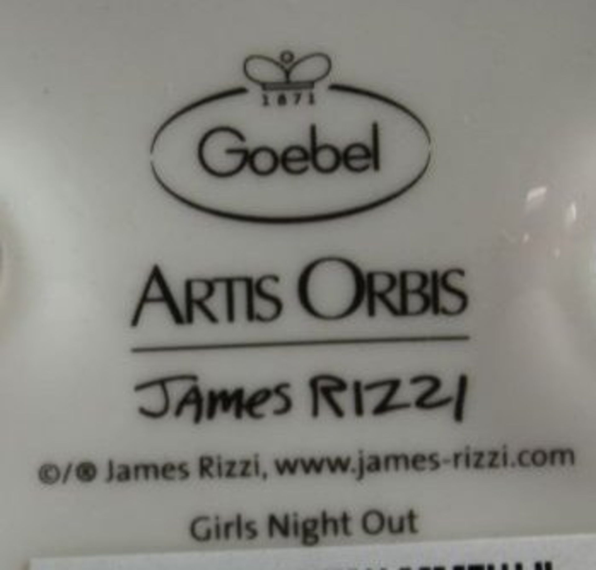 Goebel-Figur "Girls night out", Artis Orbis, Entw. James Rizzi, orig. Karton, H-13,5cm. - Bild 4 aus 4