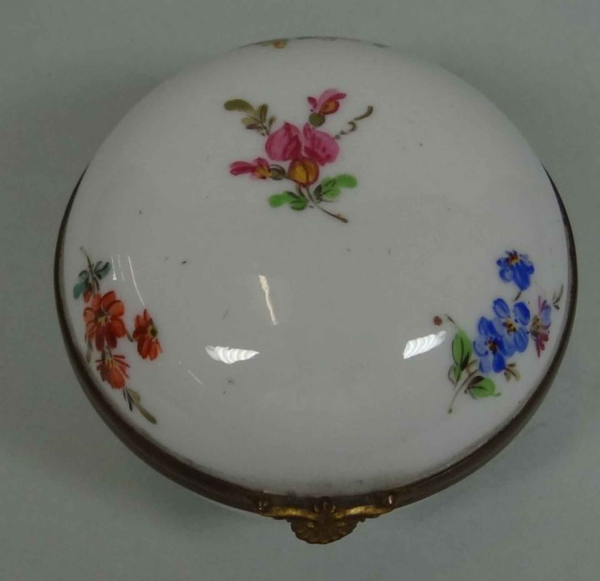 runde Deckeldose, Meissen" Streublümchen, vergold. Bronze-Rand, H-4 cm, D-7 c