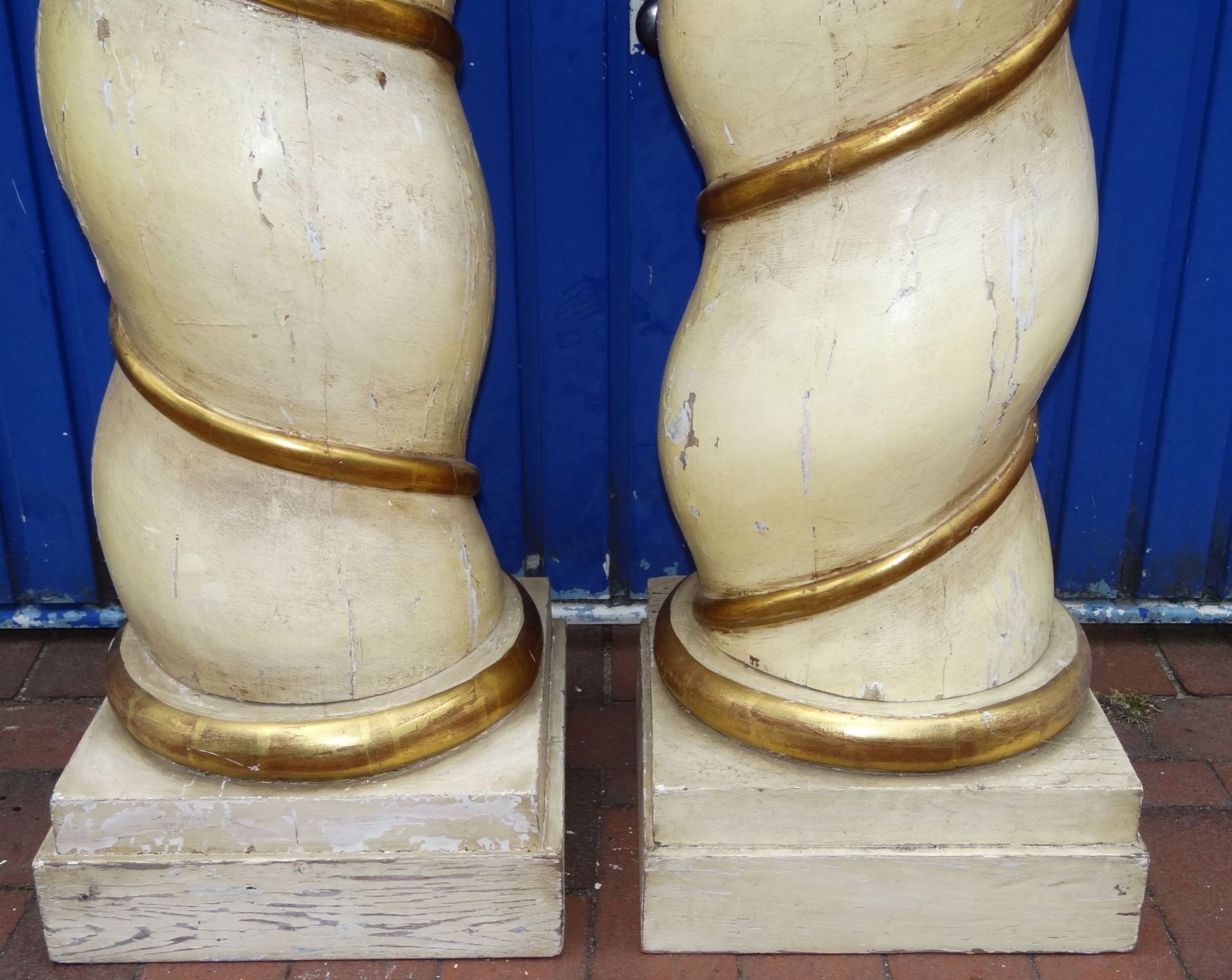 Paar hohe, dekorative Zopf-Säulen aus Holz, unter Farbe, in drei Teile zerlegbar, H-205 cm, Sockel - Bild 9 aus 10