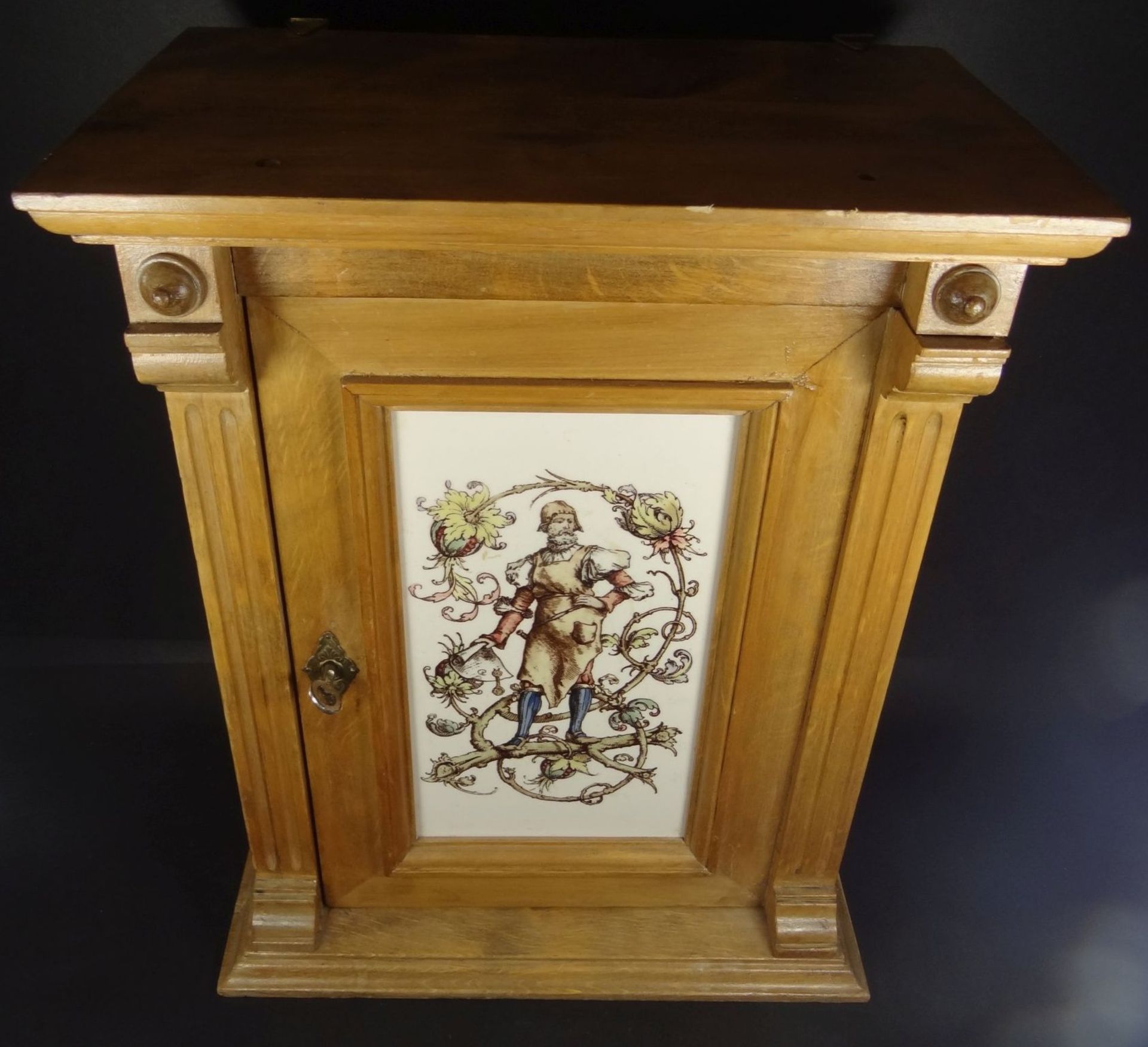 kl. Gründerzeit-Wandschränkchen mit bemalter Keramikfliese, H-40 cm, 33x21 cm, gut erhalt - Bild 4 aus 6