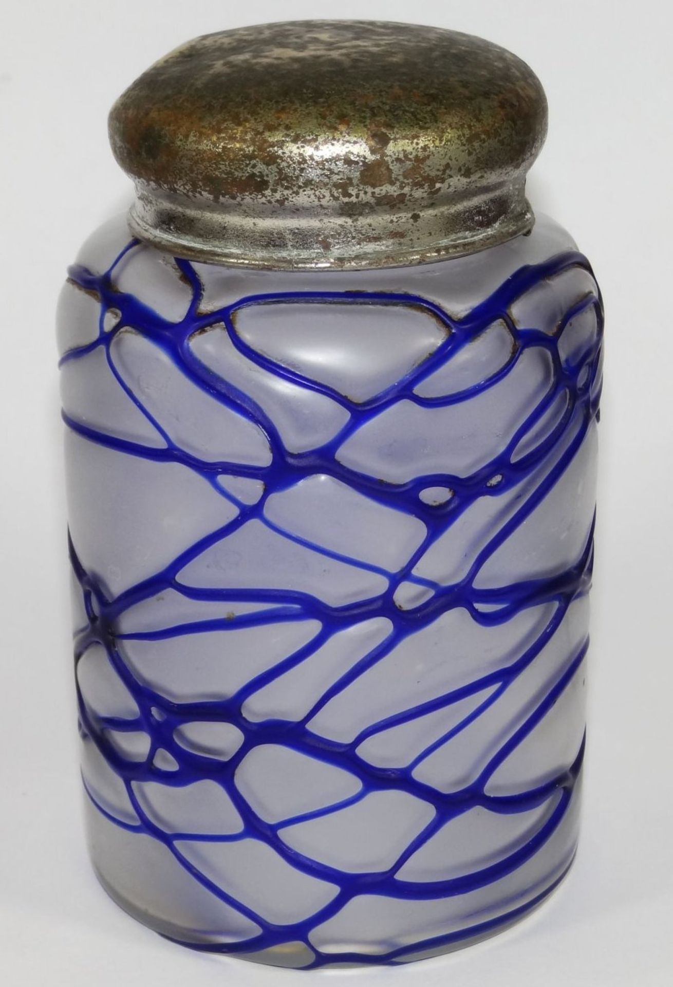 Milchglasdose mit aufgelegten blauen Fäden, Metallmontur kyrillisch beschriftet, H-15 cm, D-8,5