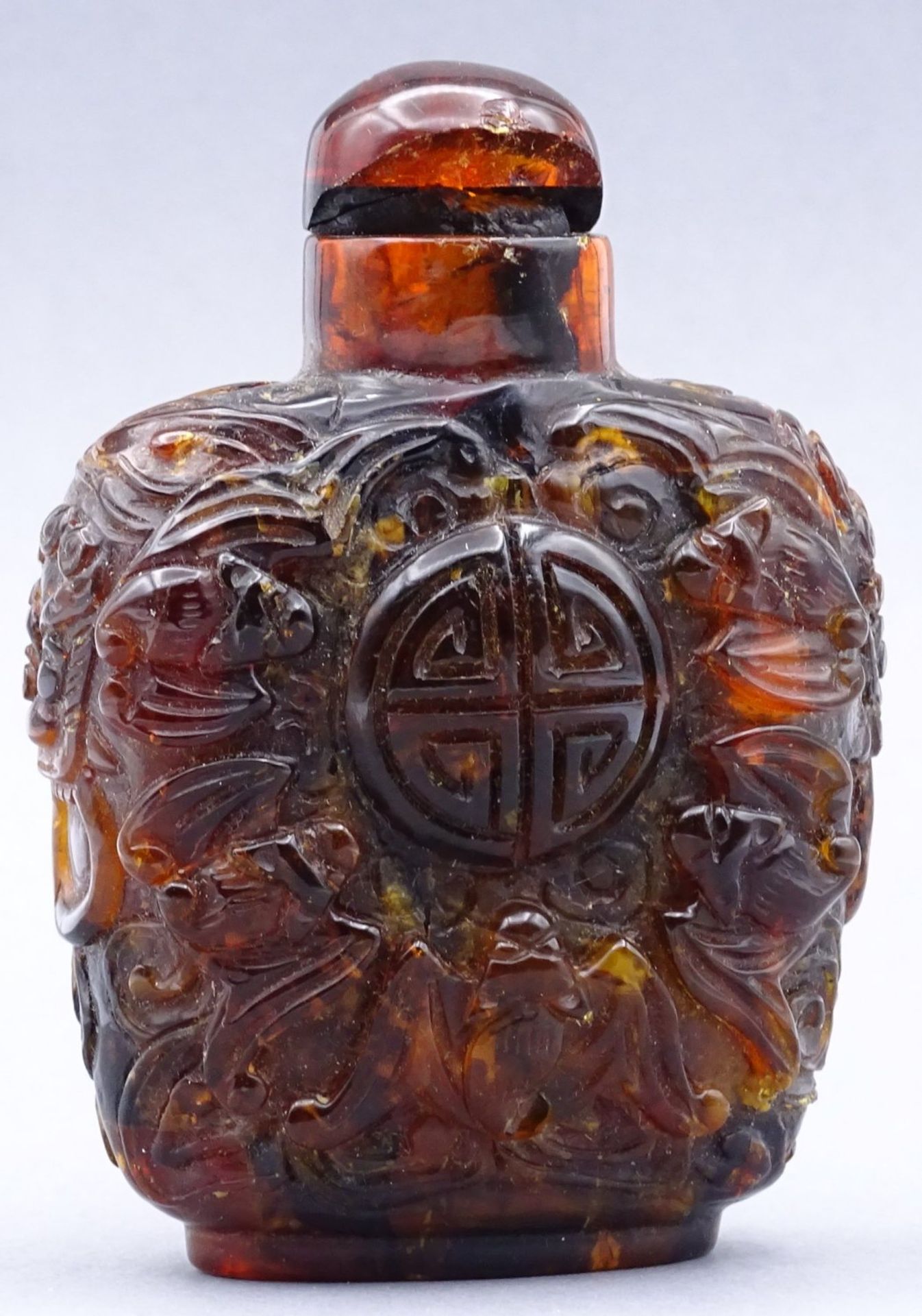 grosse Snuff-Bottle, Bernstein (?) beschnitzt, China, H-7,5 cm, B-5,5 cm, Deckel lose - Image 3 of 5