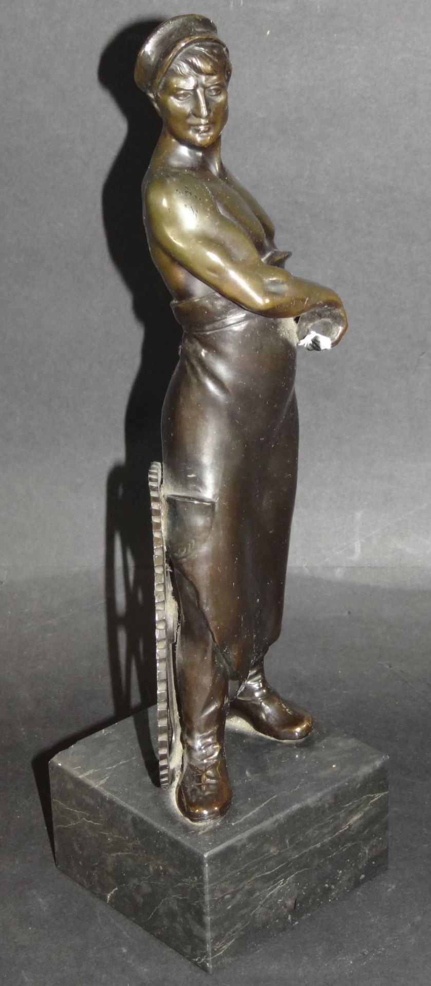 Zinkguss-Figur eines Metallarbeiters auf Steinsockel, H-32 cm - Bild 5 aus 9