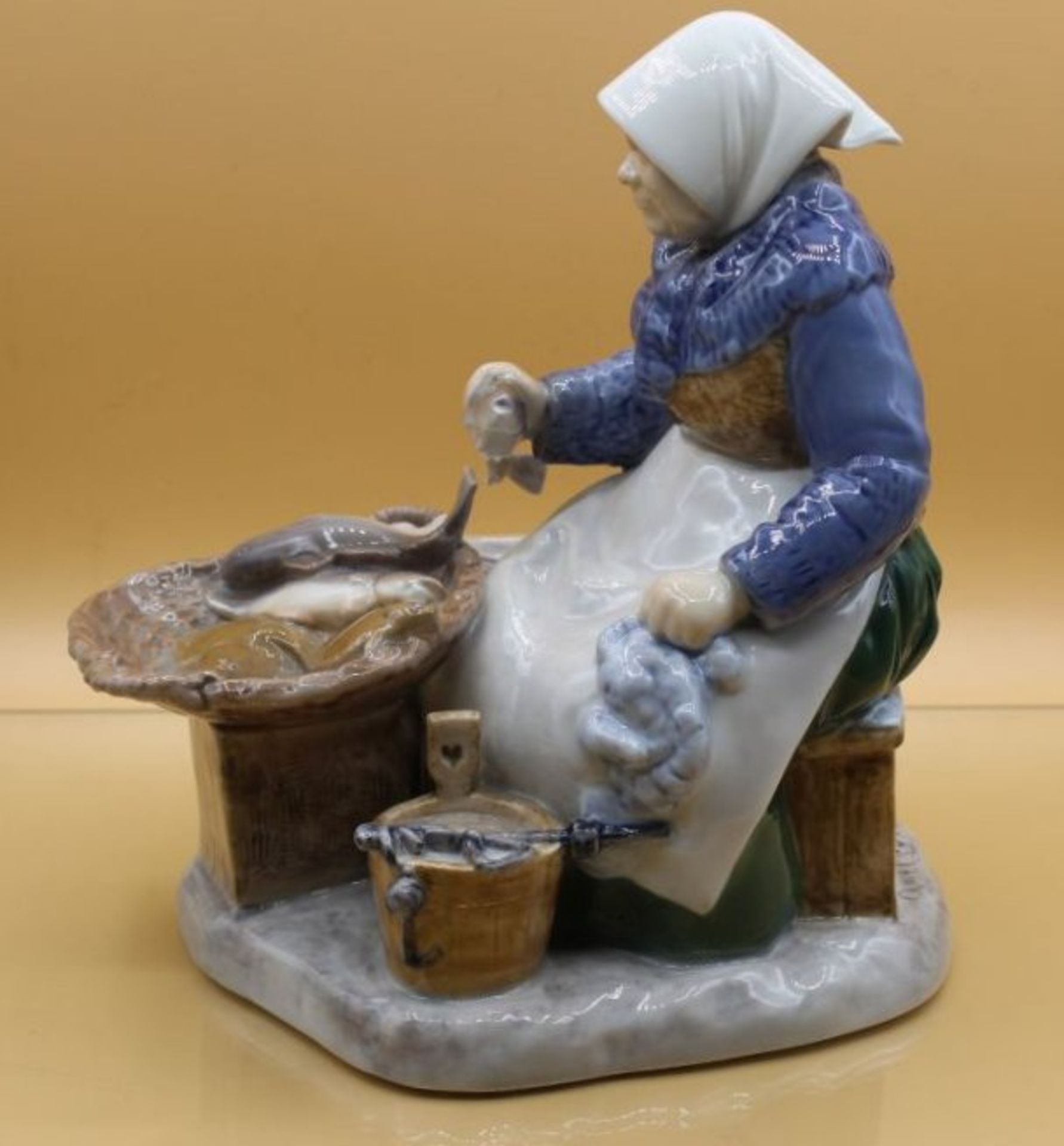 Bing & Gröndahl-Figur "Fischverkäuferin", Entw. Axel Locher (1879-1941), signiert, Mod.Nr. 2233, - Bild 4 aus 5