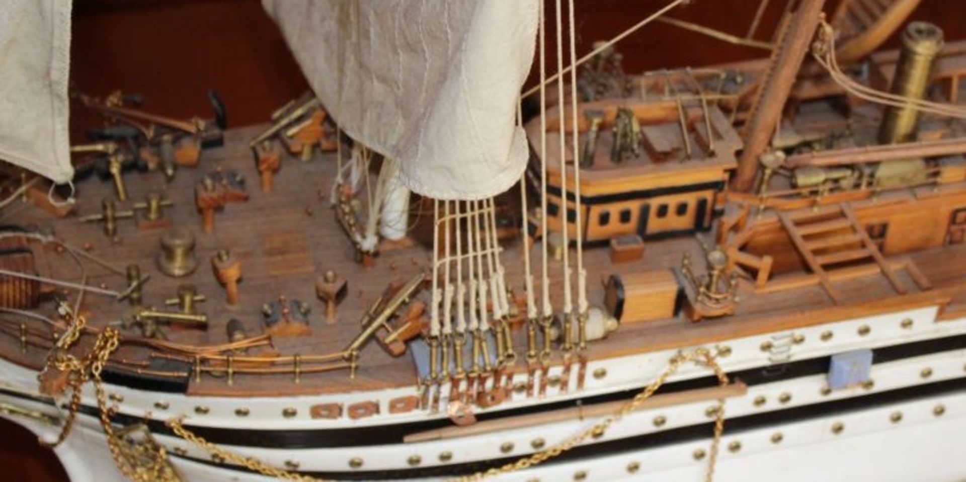 gr. Schiffsmodell auf Stand, Holz, detailliert gearbeitet, Bugspriet gebrochen sonst guter - Image 9 of 9
