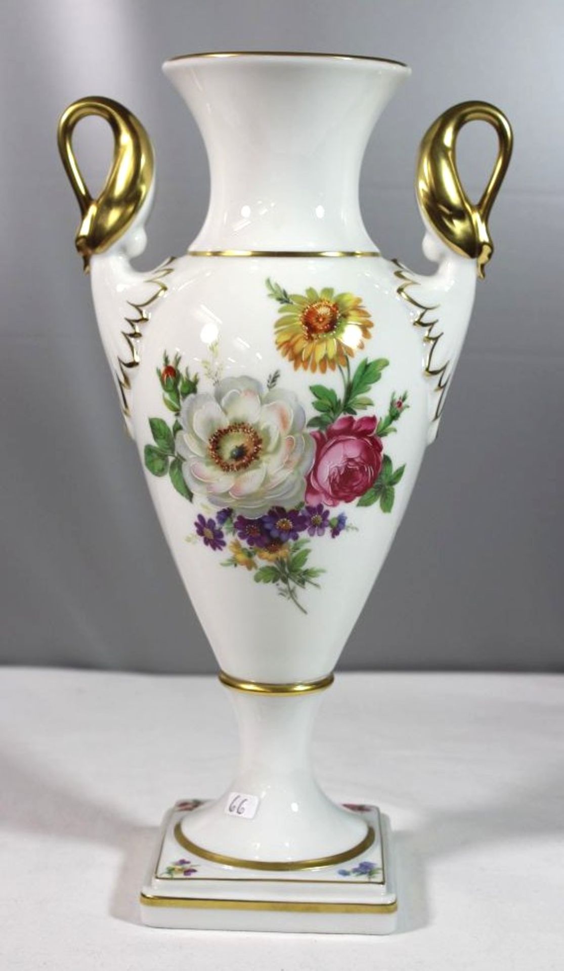 Schwanenhalshenkel-Vase, Kaiser, Dekor Gloria, H-29cm. - Bild 3 aus 4