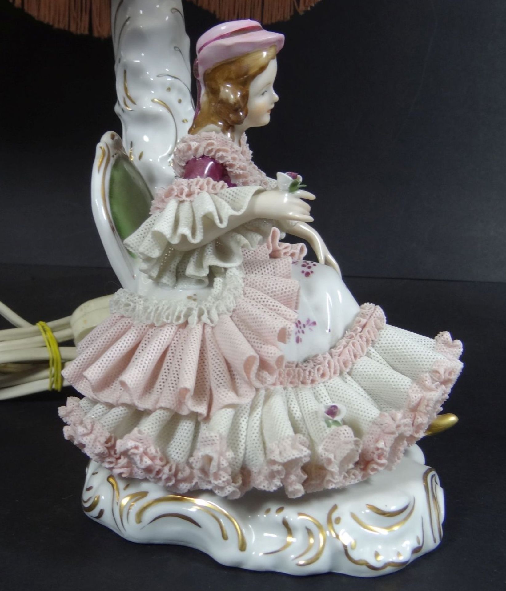 Tischlampe "Dresden" sitz. Mädchen mit Blumenstrauss, Kleid minim. rückseitig beschädigt, H-42 cm, - Bild 5 aus 8