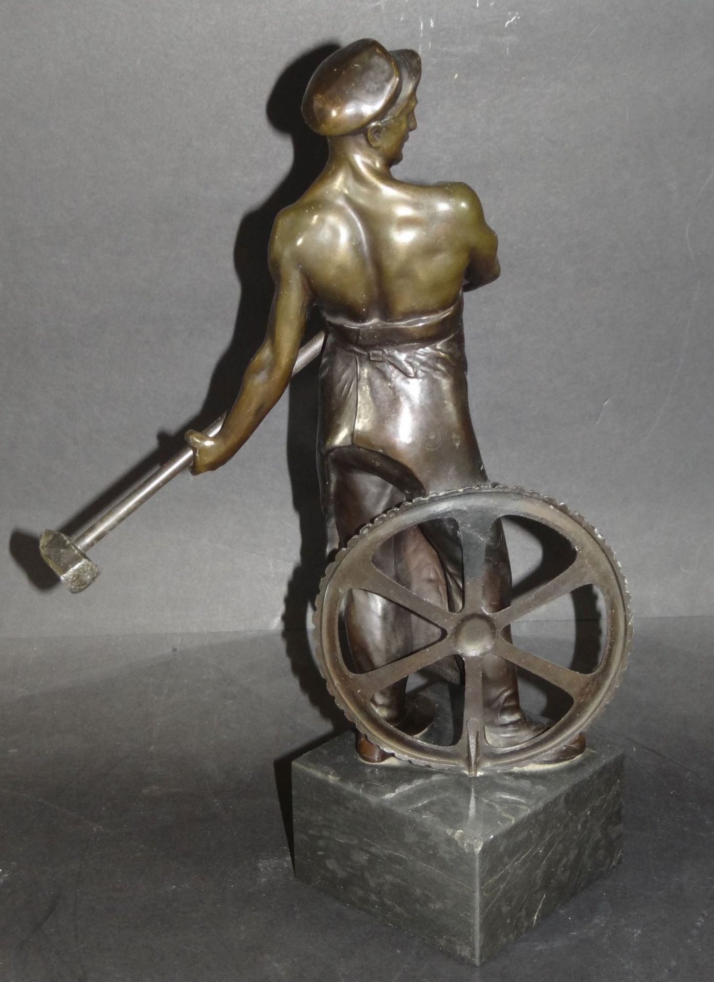 Zinkguss-Figur eines Metallarbeiters auf Steinsockel, H-32 cm - Bild 3 aus 9