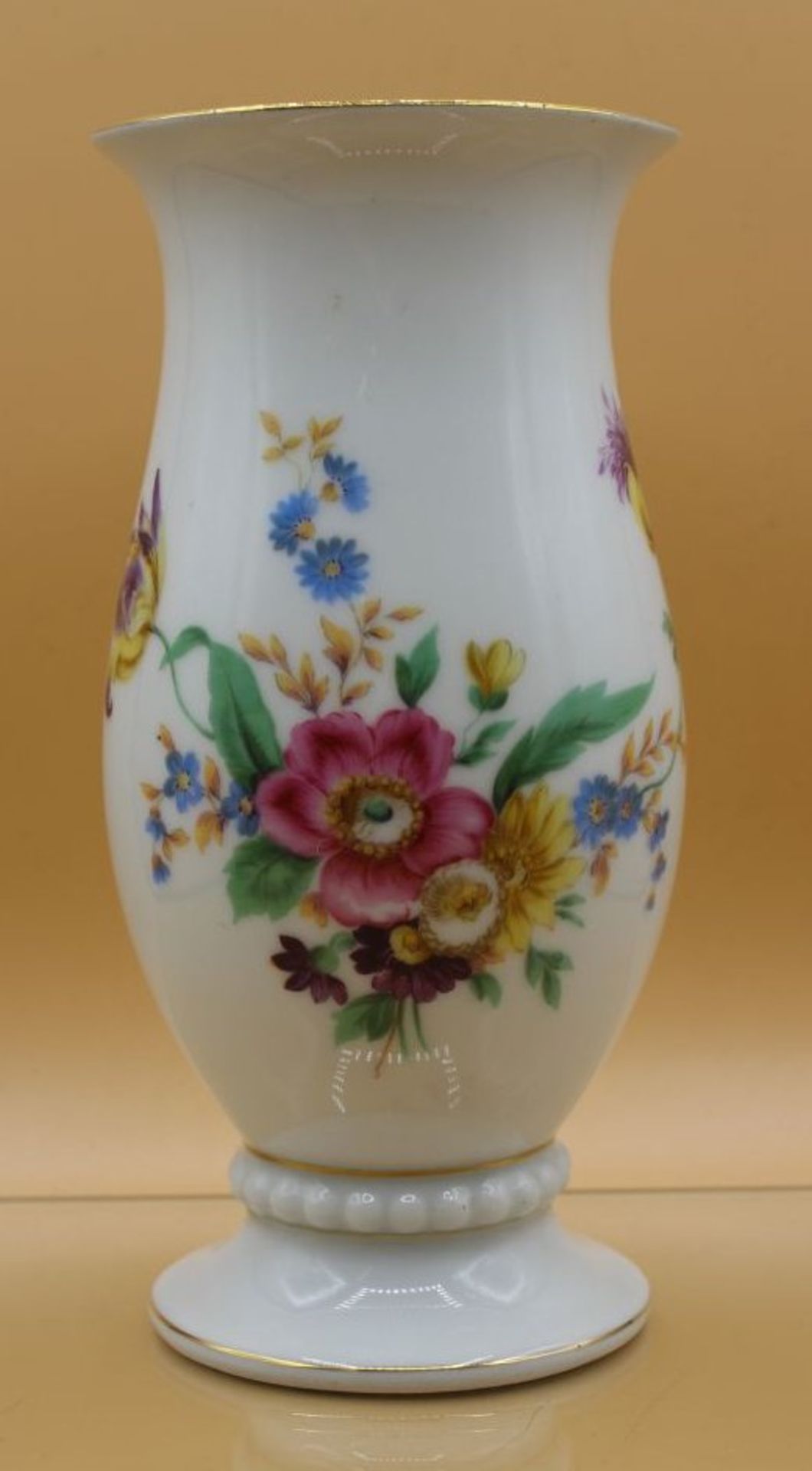Vase, Hutschenreuther, älter, florale Bemalung, Stand mit Perlrand, H-17,5cm.