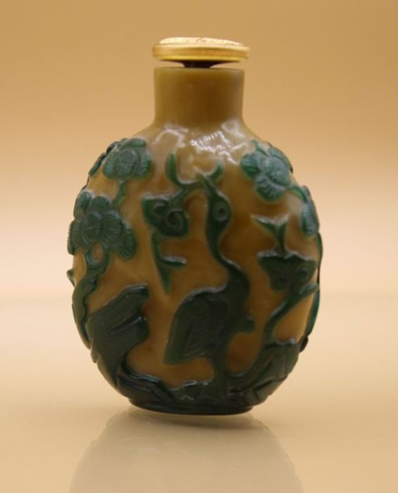 fein gearbeitete Snuff-Bottle, China, wohl 18./19. Jhd., geschnittene Tierdarstellungen, H-6cm.