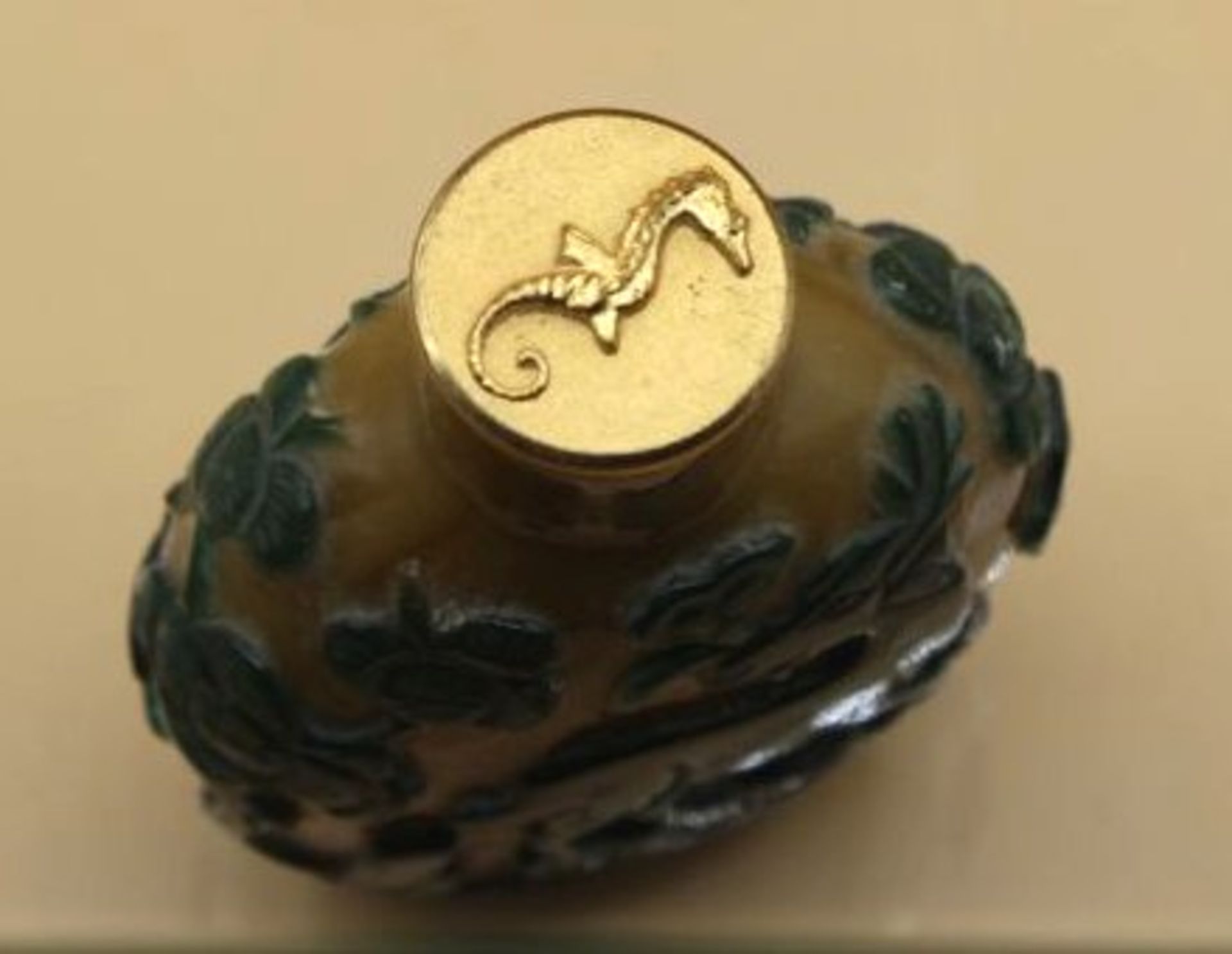 fein gearbeitete Snuff-Bottle, China, wohl 18./19. Jhd., geschnittene Tierdarstellungen, H-6cm. - Bild 4 aus 5