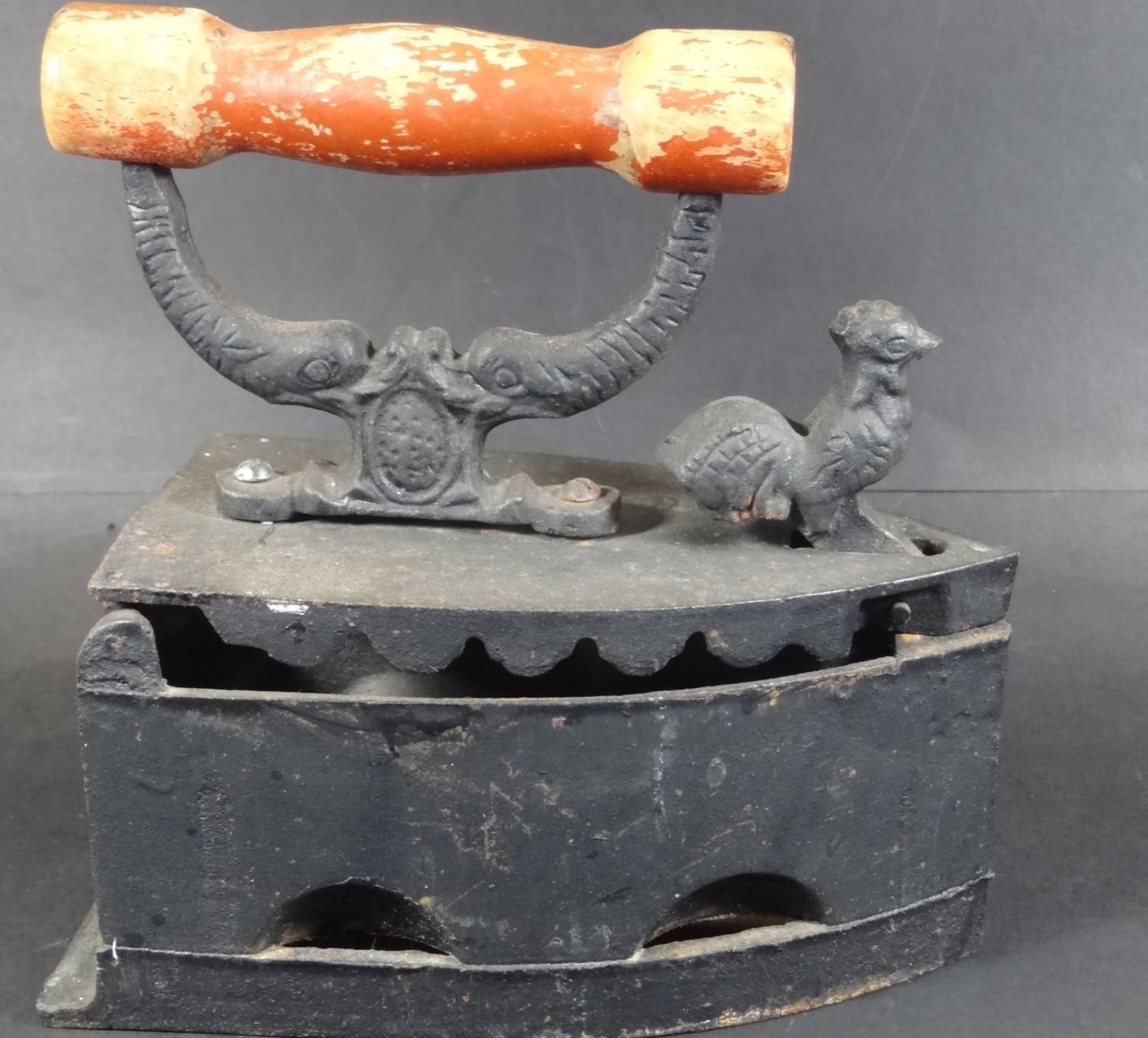 Kohle-Bügeleisen mit Hahn, Holzgriff, Alters-u. Gebrauchsspure - Image 3 of 5