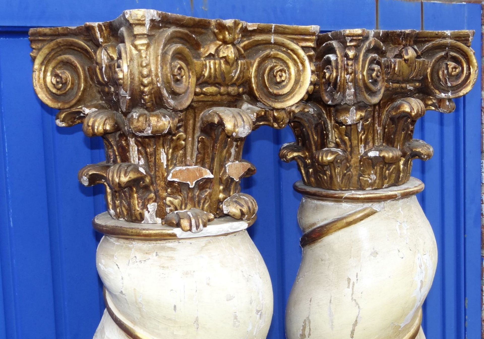 Paar hohe, dekorative Zopf-Säulen aus Holz, unter Farbe, in drei Teile zerlegbar, H-205 cm, Sockel - Image 5 of 10
