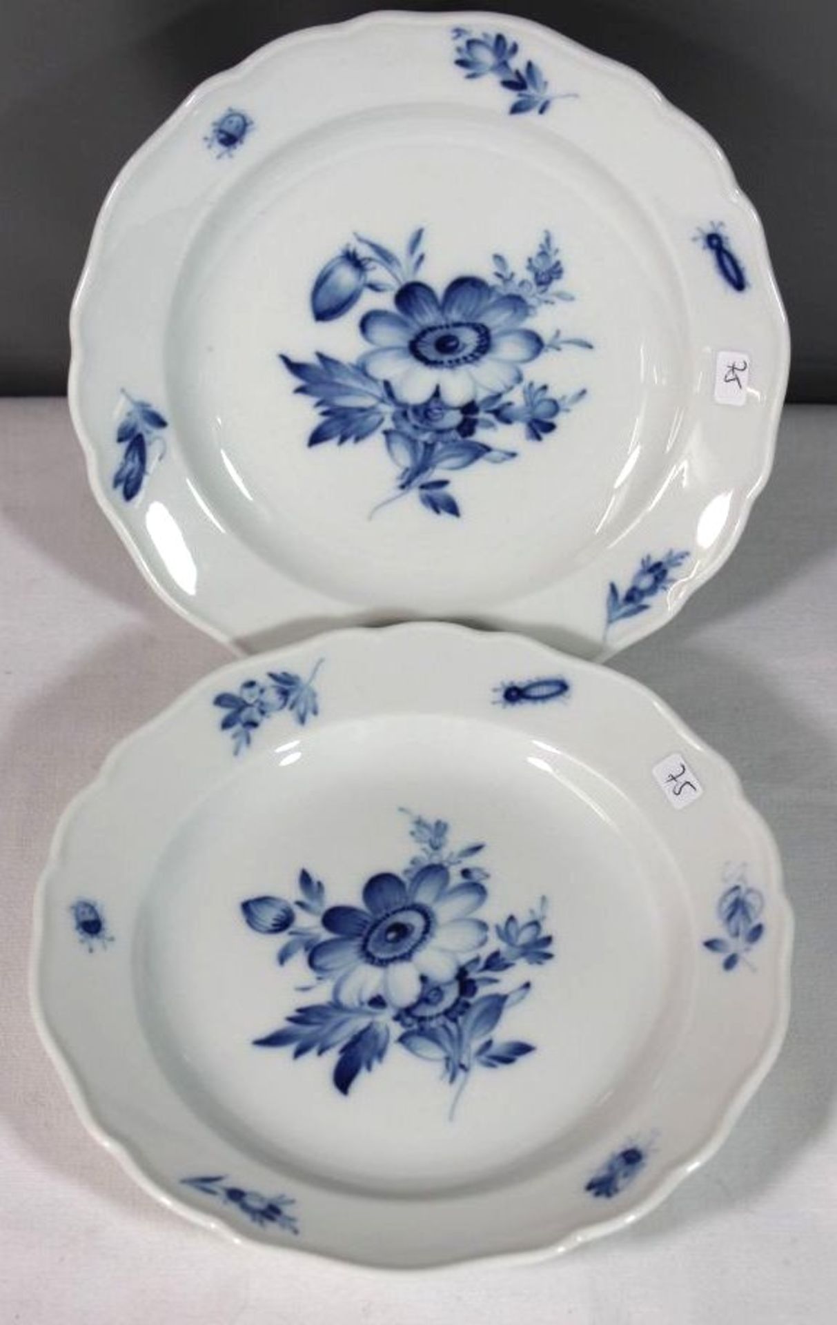 2x Beilagenteller, Meissen, Schwertermarke, blaues florales Aquatinta-Dekor,1. Wahl, je D-17,5cm.