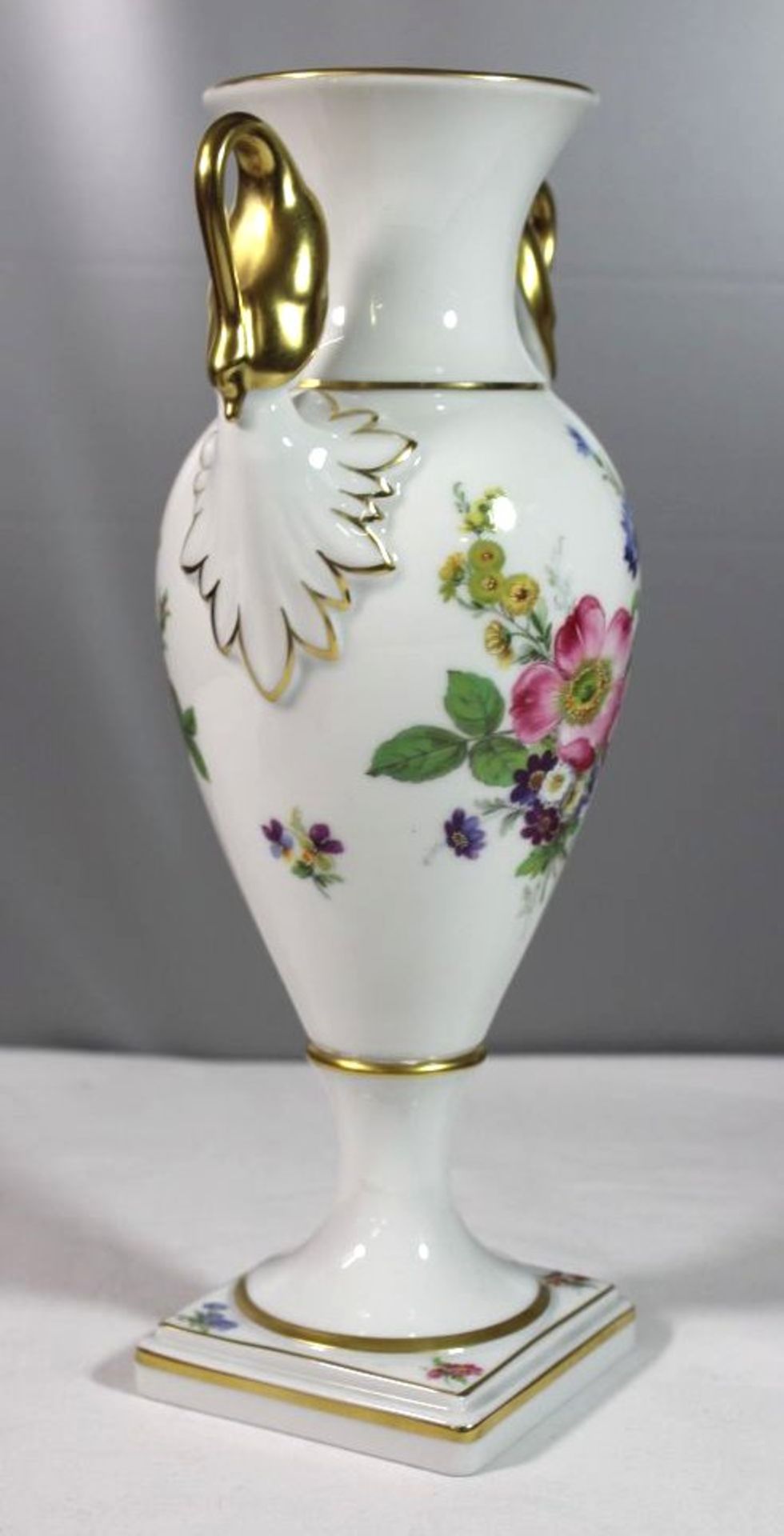 Schwanenhalshenkel-Vase, Kaiser, Dekor Gloria, H-29cm. - Bild 2 aus 4