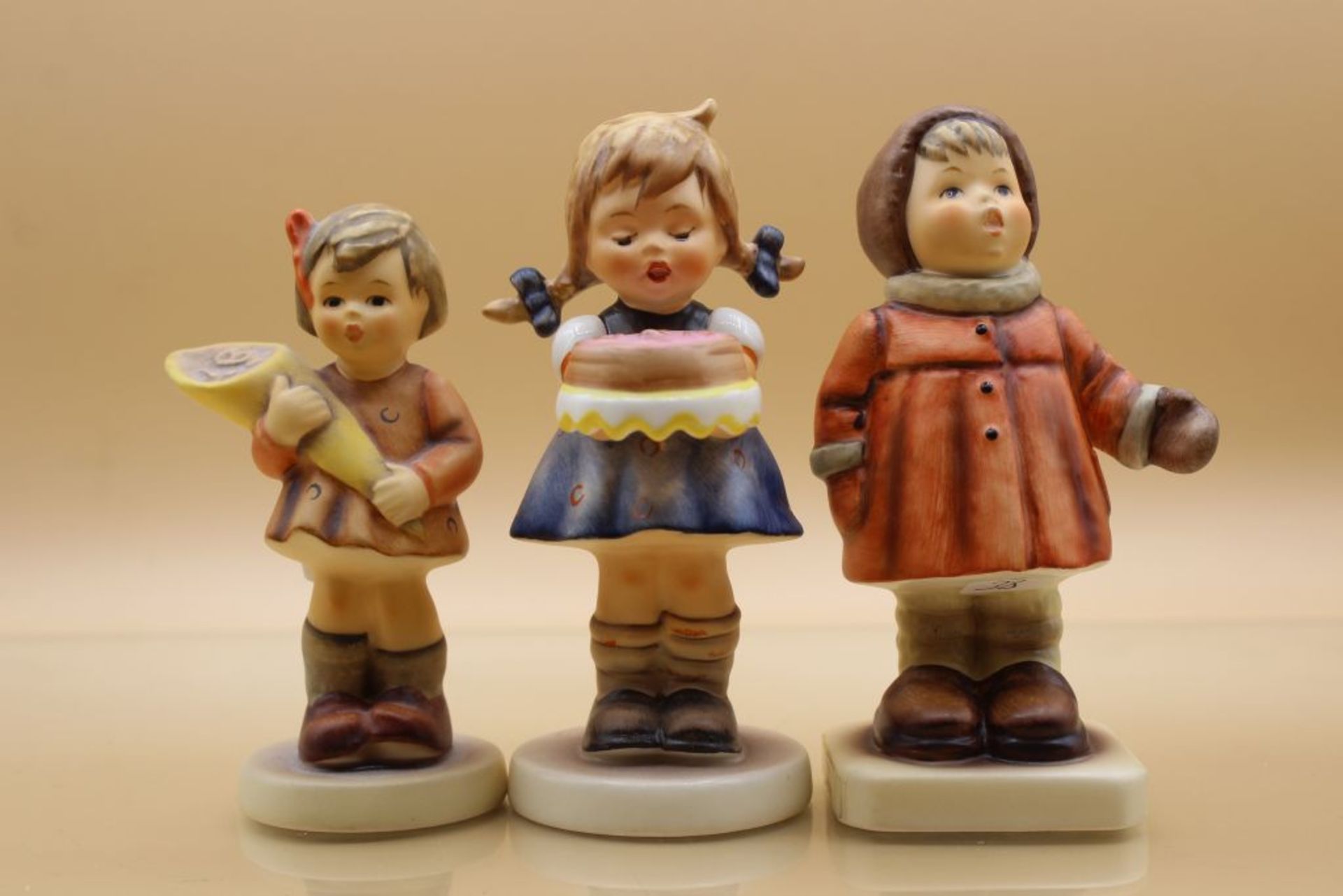 3x div. Hummel-Figuren, Winterlied, Selbst gebacken, Ein süßer Trost, Goebel, Mod.Nr. 476, 541 und