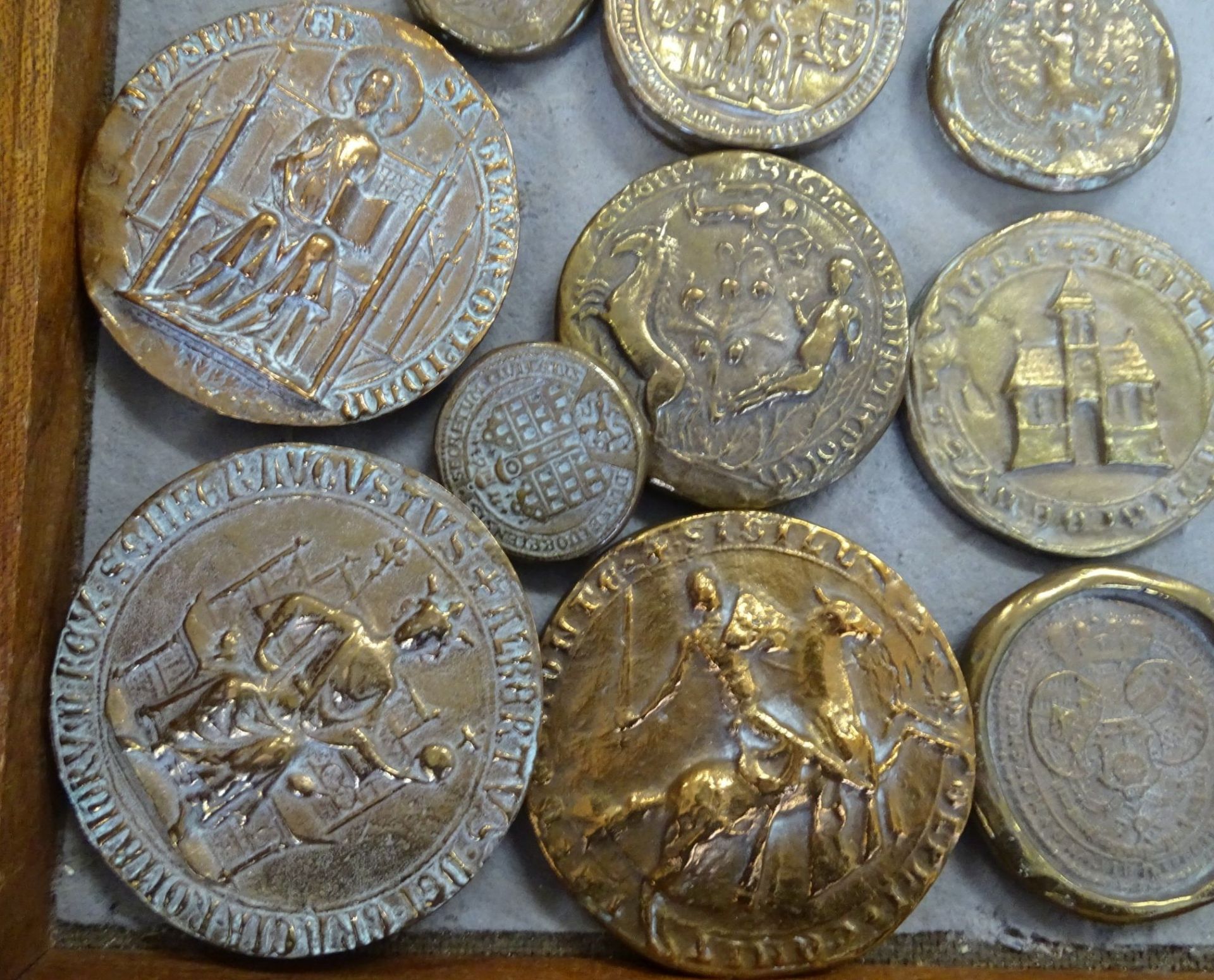 15x schweres Bronze Siegel-Kopien div.mittelalterlichen Herrschers , D-3,5 bis 9 cm - Bild 4 aus 10