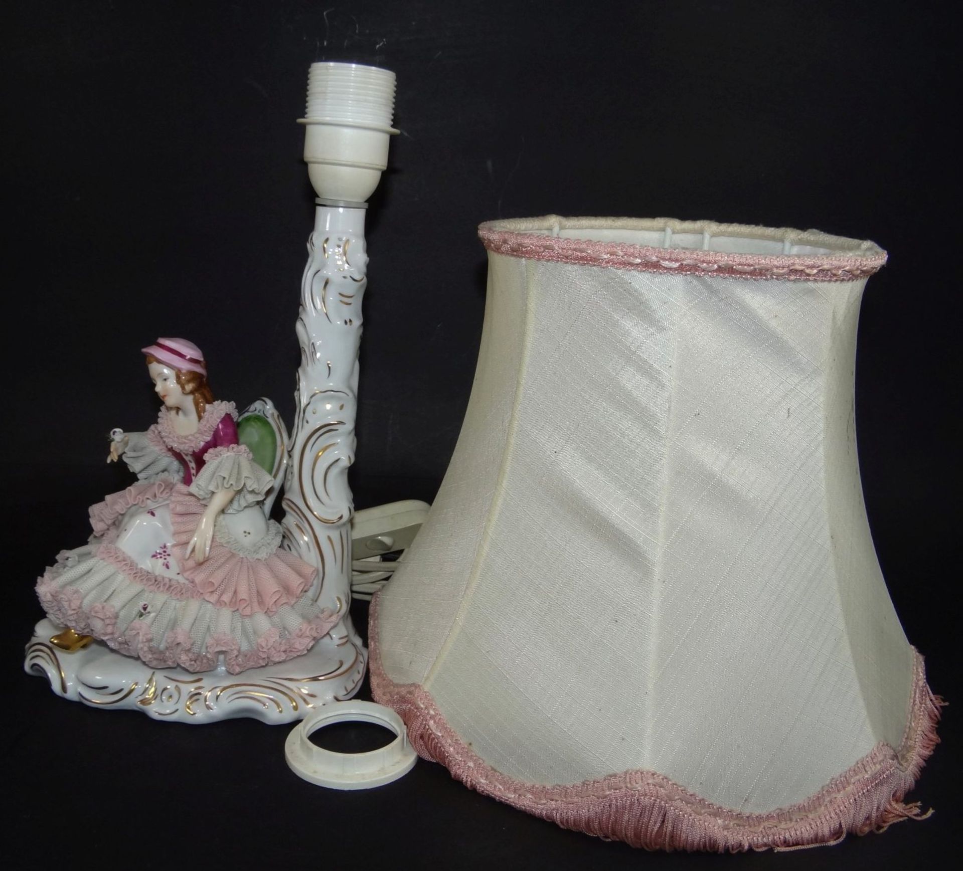 Tischlampe "Dresden" sitz. Mädchen mit Blumenstrauss, Kleid minim. rückseitig beschädigt, H-42 cm, - Bild 6 aus 8