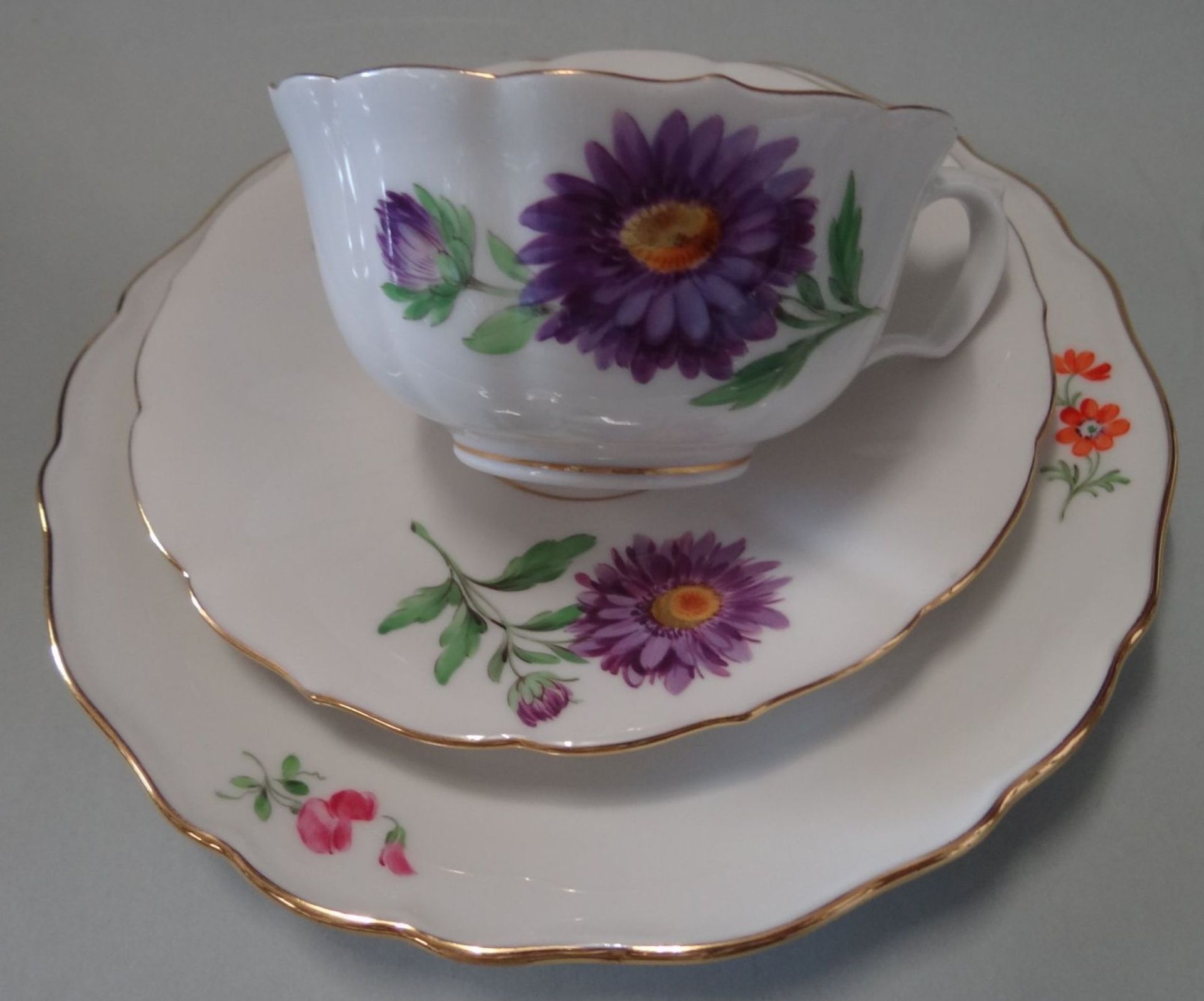 Kaffeegedeck "Meissen" Blumendekor (lila), Schwerter mit Punkt, Tasse-U.T. 1.Wahl, kuchenteller