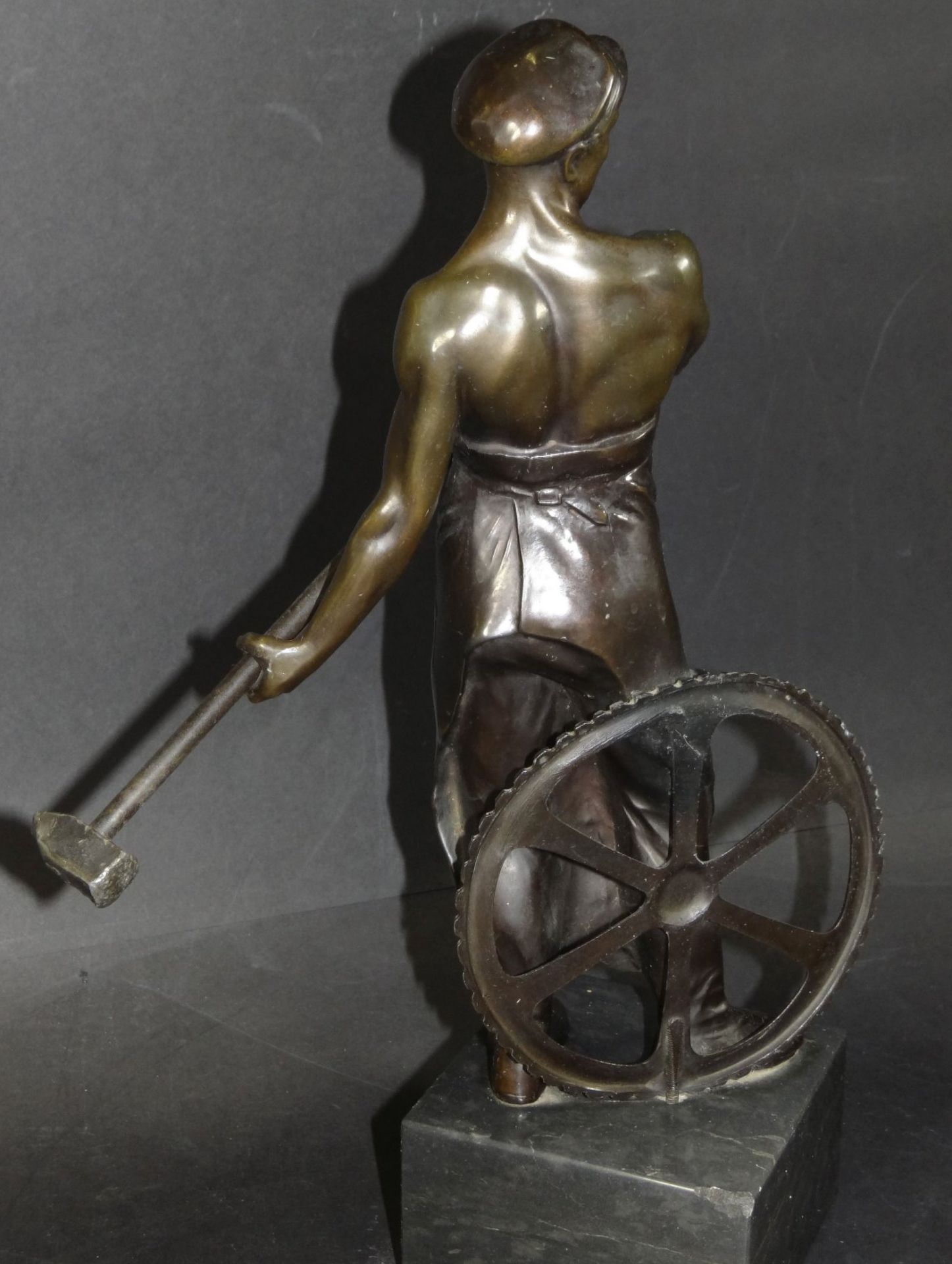 Zinkguss-Figur eines Metallarbeiters auf Steinsockel, H-32 cm - Bild 4 aus 9