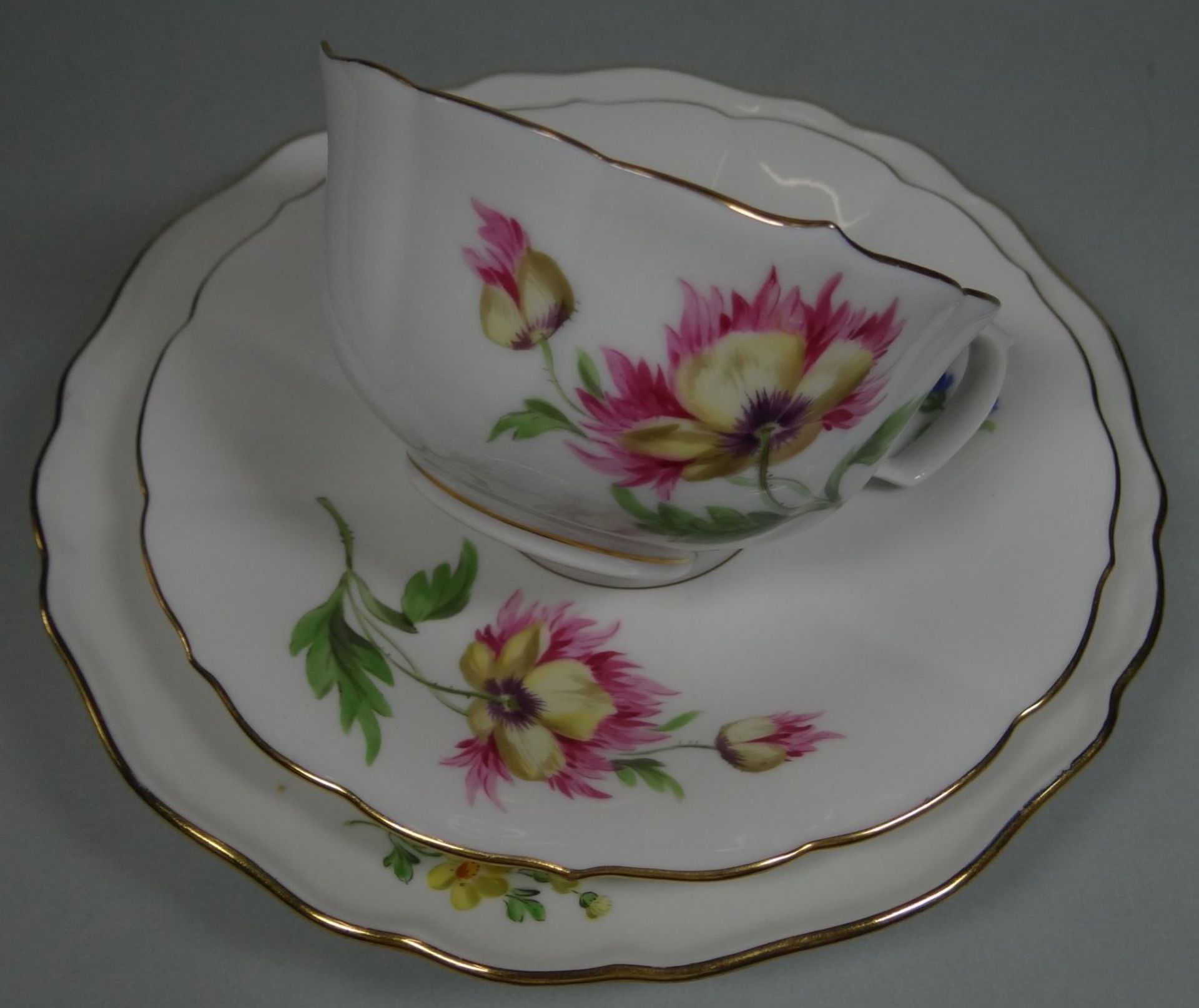 Kaffeegedeck "Meissen" Blumendekor (gelb-rot), Tasse mit U.T. Schwerter durchschliffen, Kuchenteller