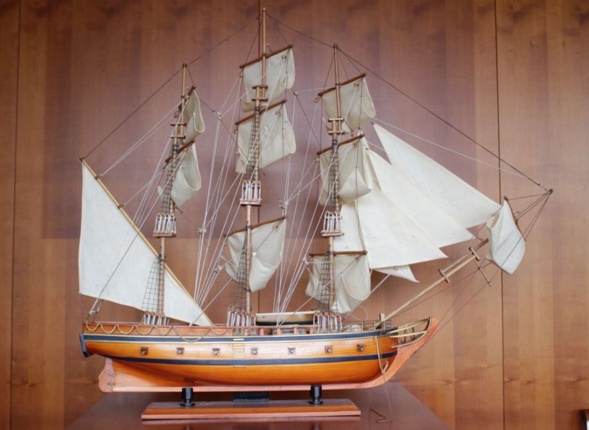 Schiffsmodell "Prince 1670" auf Stand, Holz, H-95cm L-110cm B-20vm. KEIN VERSAND MÖGLICH - Image 5 of 6