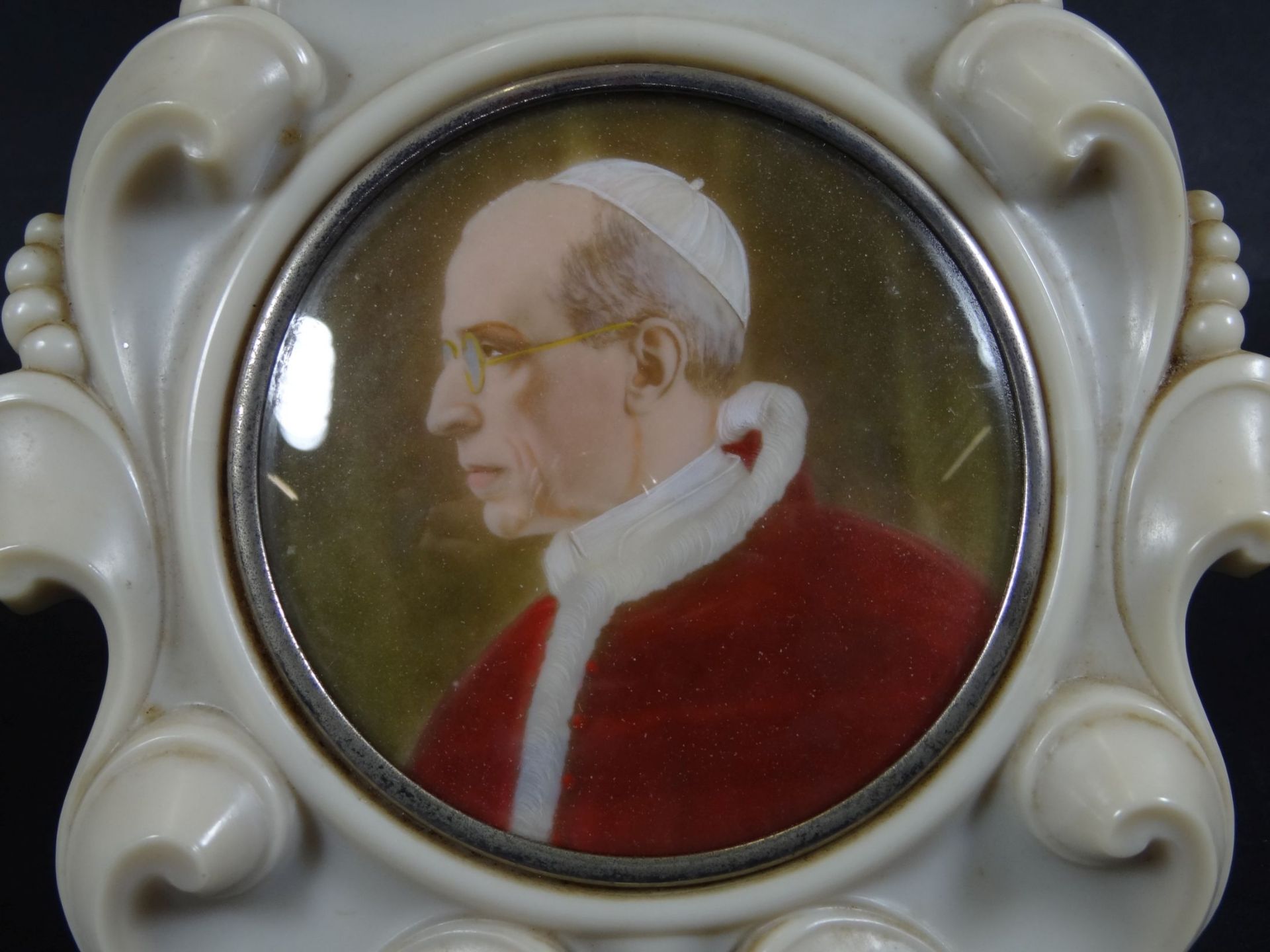Tisch-Fotoständer mit Portrait Papst Pius der XII, Kunststoff, 17x16 c - Bild 2 aus 3