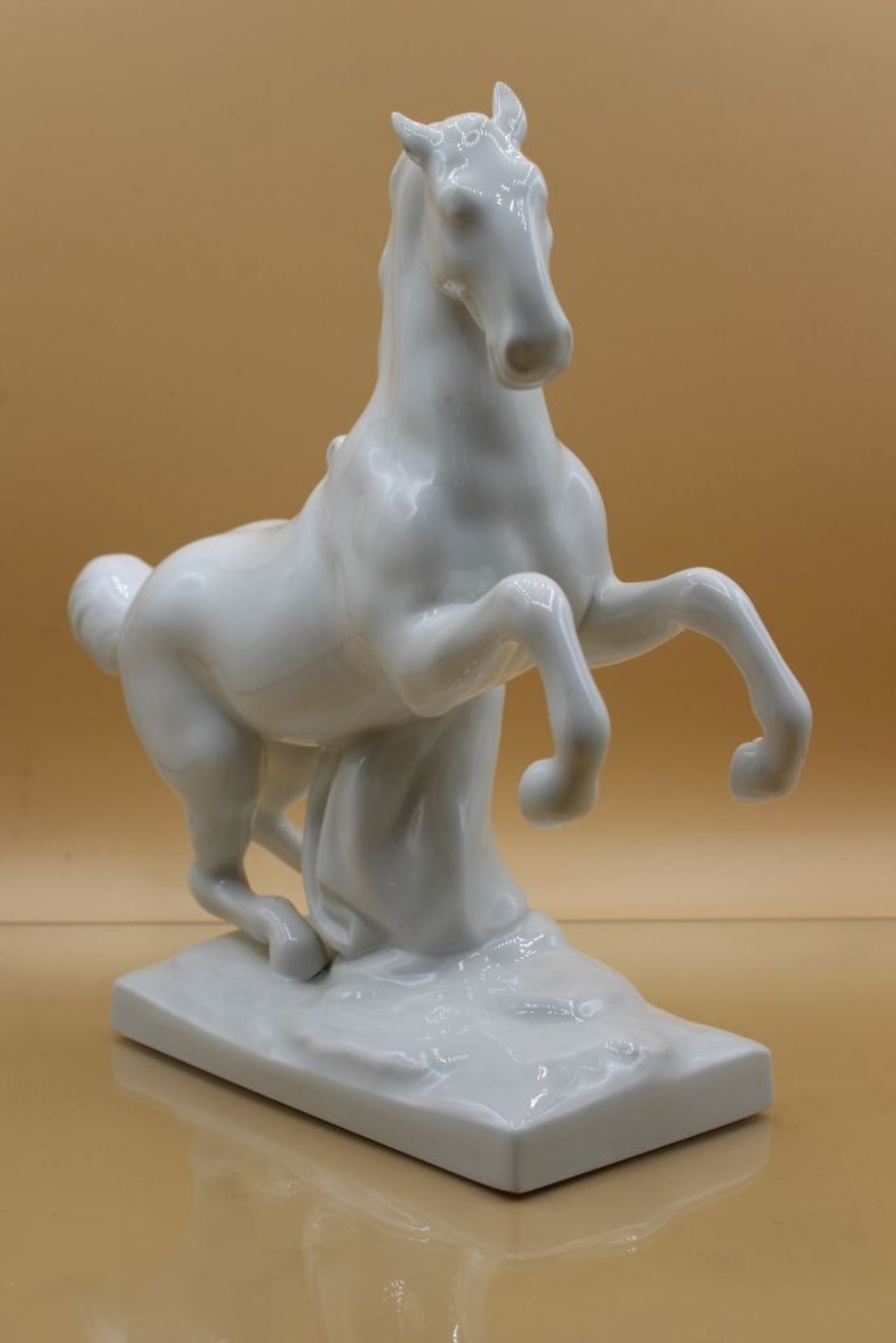 aufsteigendes Pferd, KPM Berlin, Szeptermarke, Weißporzellan, Modell J. Eckstein von 1775, H-21cm