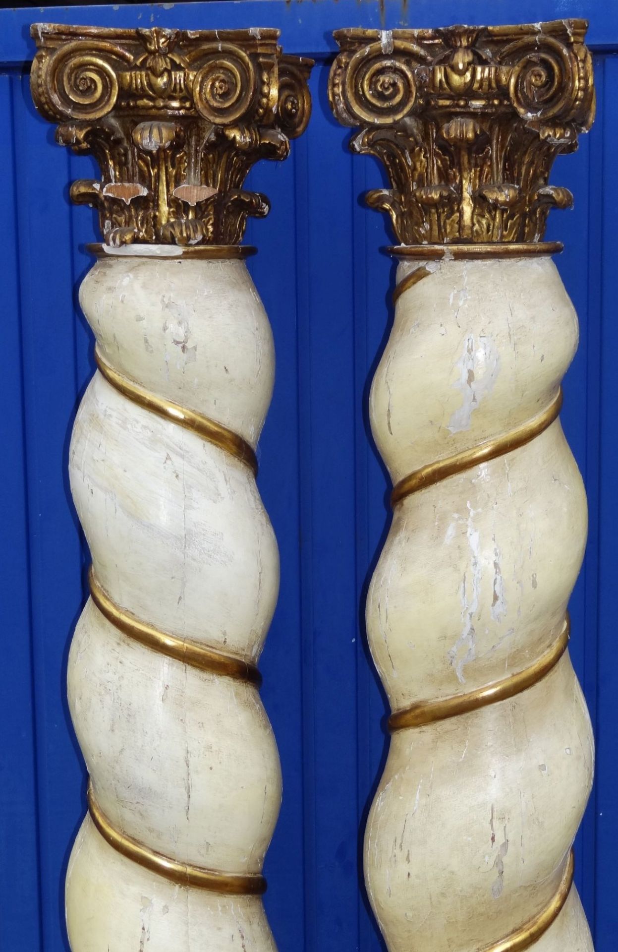 Paar hohe, dekorative Zopf-Säulen aus Holz, unter Farbe, in drei Teile zerlegbar, H-205 cm, Sockel - Image 3 of 10